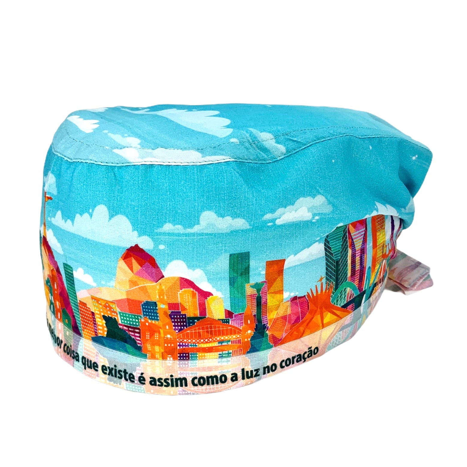 Cuffietta chirurgica con lo skyline coloratissimo della città di Rio de Janeiro, il monte pan di zucchero e la statua del cristo in cima, uno sfondo di cielo azzurro con nuvole bianche e una frase della canzone Samba da Bênção (Samba da Benção) di Vinícius de Moraes