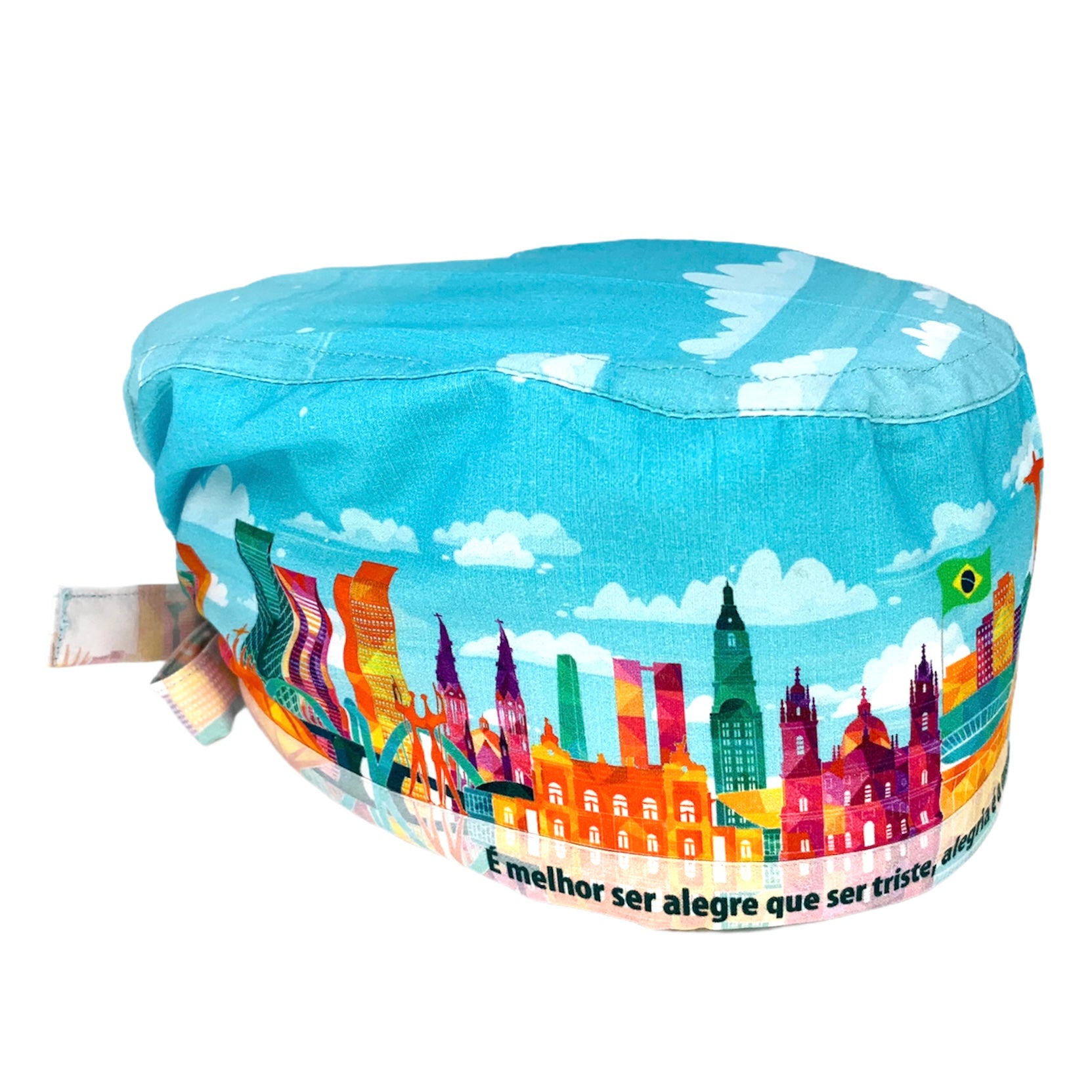 Cuffietta chirurgica con lo skyline coloratissimo della città di Rio de Janeiro, il monte pan di zucchero e la statua del cristo in cima, uno sfondo di cielo azzurro con nuvole bianche e una frase della canzone Samba da Bênção (Samba da Benção) di Vinícius de Moraes