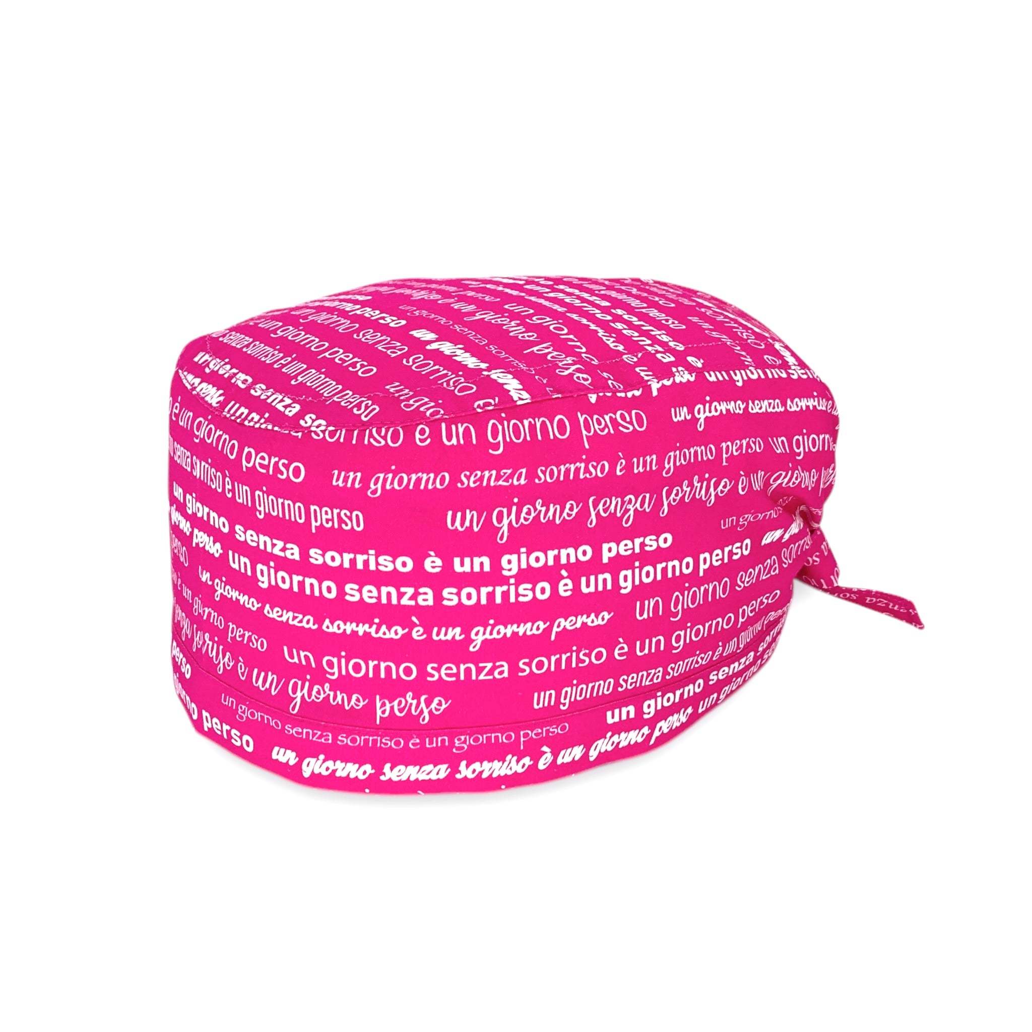 Una cuffietta con il design perfetto per chi si occupa del sorriso delle persone: la frase celebre di Charlie Chaplin "un giorno senza sorriso è un giorno perso" ripetuta con diversi font su tutta la superficie della cuffia, su fondo fucsia