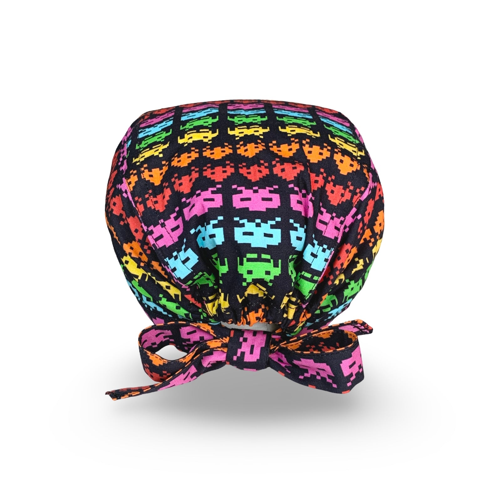 Una cuffietta chirurgica che richiama ii Re dei Videogames anni '80. Grafica pixel e colori ipnotici per una cuffia iconica CON MOSTRICIATTOLI ALIENI CHE SI RINCORRONO SU TUTTA LA CUFFIA.
