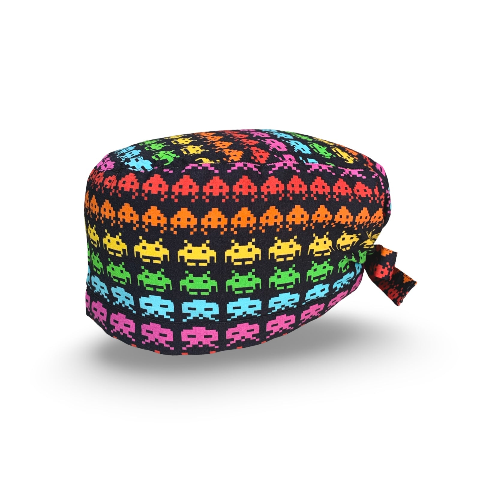 Una cuffietta chirurgica che richiama ii Re dei Videogames anni '80. Grafica pixel e colori ipnotici per una cuffia iconica CON MOSTRICIATTOLI ALIENI CHE SI RINCORRONO SU TUTTA LA CUFFIA.