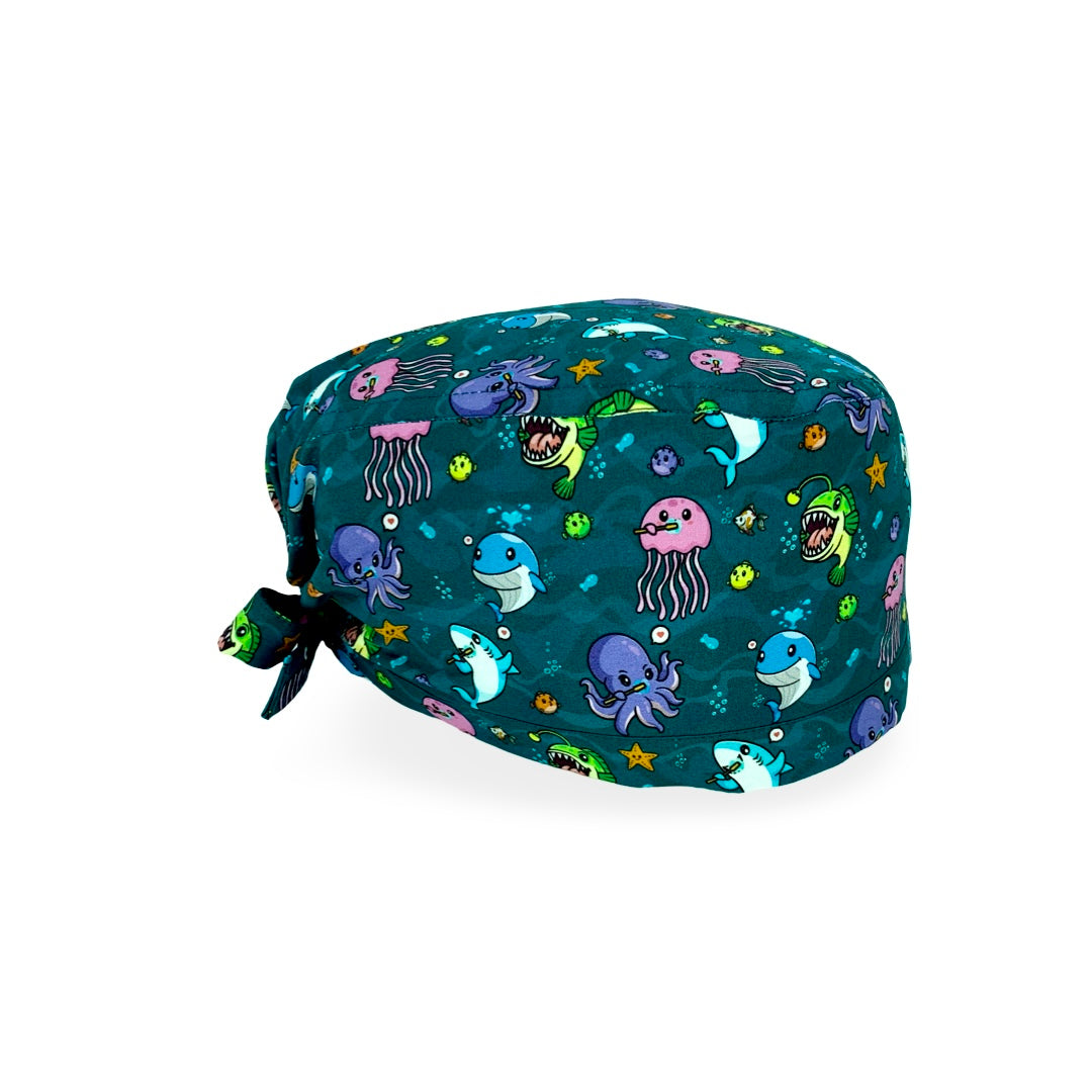 Un design che farà impazzire i tuoi piccoli pazienti, con deliziosi abitanti del mare intenti a lavarsi i denti o a sfoggiare la propria dentatura! Un mix irresistibile di dettagli e colori accattivanti!
Cuffia colorata e simpatica su fondo blu mare che mette in risalto gli animaletti.
Vista fronte - laterale