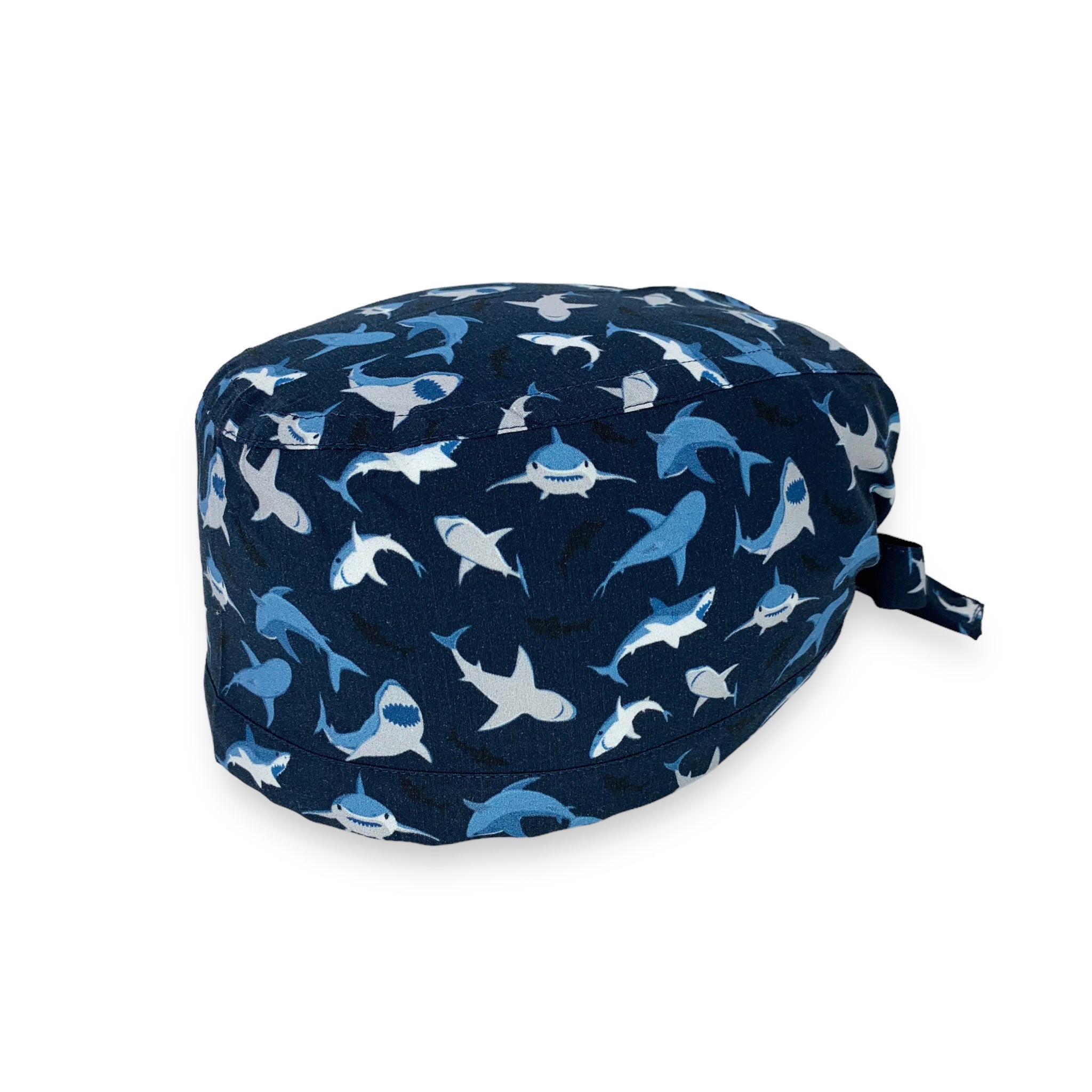 Un classico tema marino, gli squali declinati su diverse sfumature di blu che la rendono elegante e aggressiva al tempo stesso.