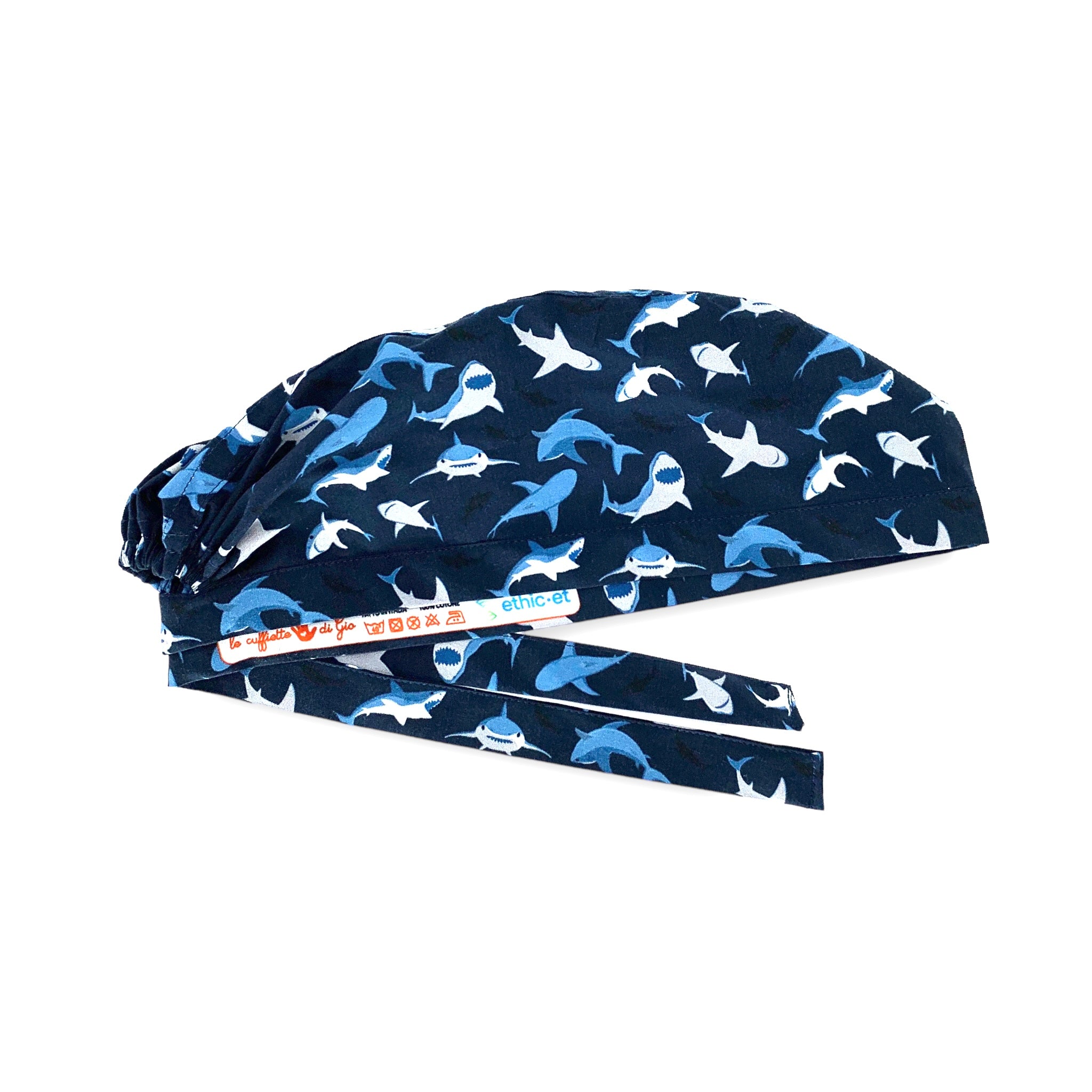 Un classico tema marino, gli squali declinati su diverse sfumature di blu che la rendono elegante e aggressiva al tempo stesso.
