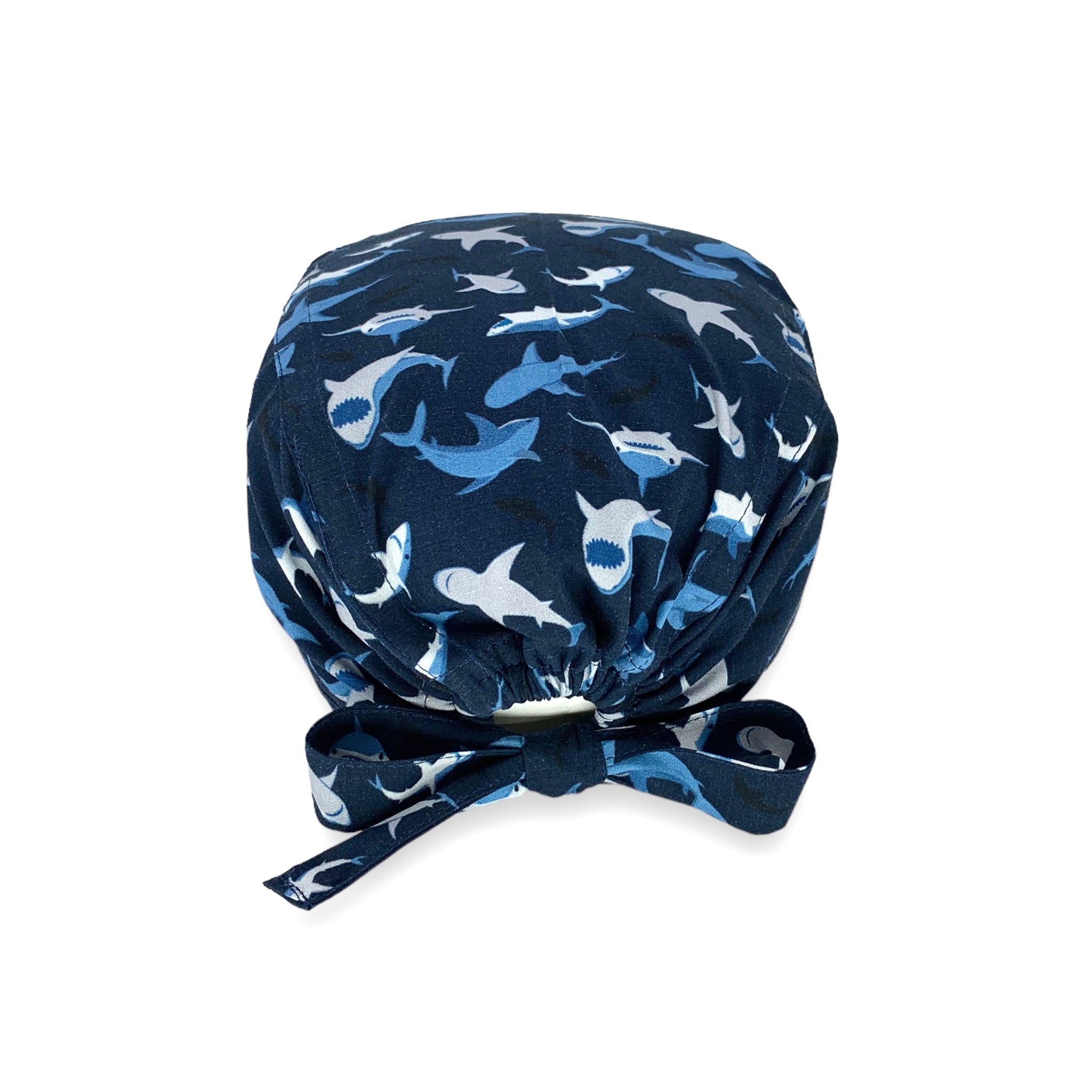 Un classico tema marino, gli squali declinati su diverse sfumature di blu che la rendono elegante e aggressiva al tempo stesso.