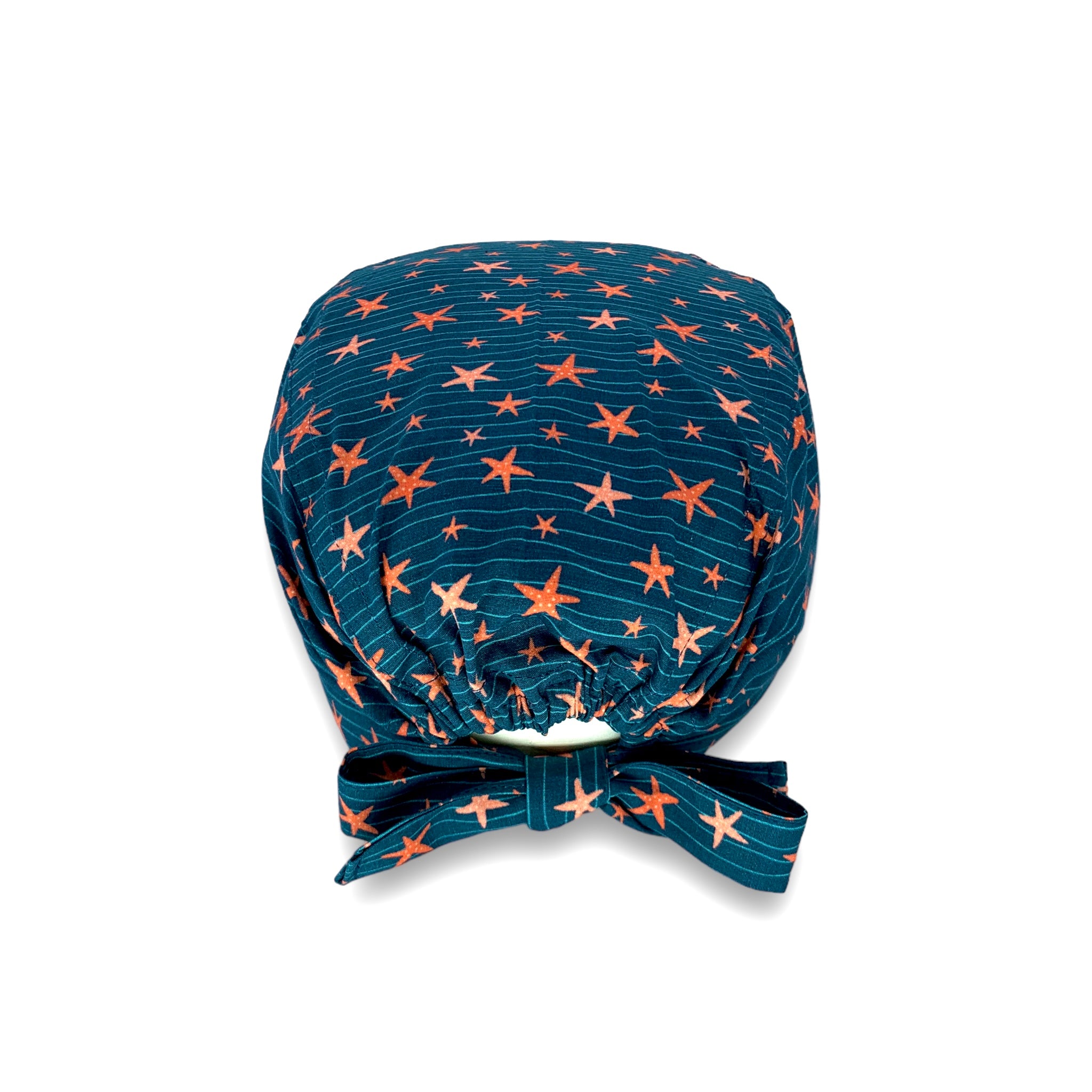 Cuffietta chirurgica con piccole stelle marine di diverse sfumature color corallo danzano su delicate onde verde acqua, sfondo blu avio