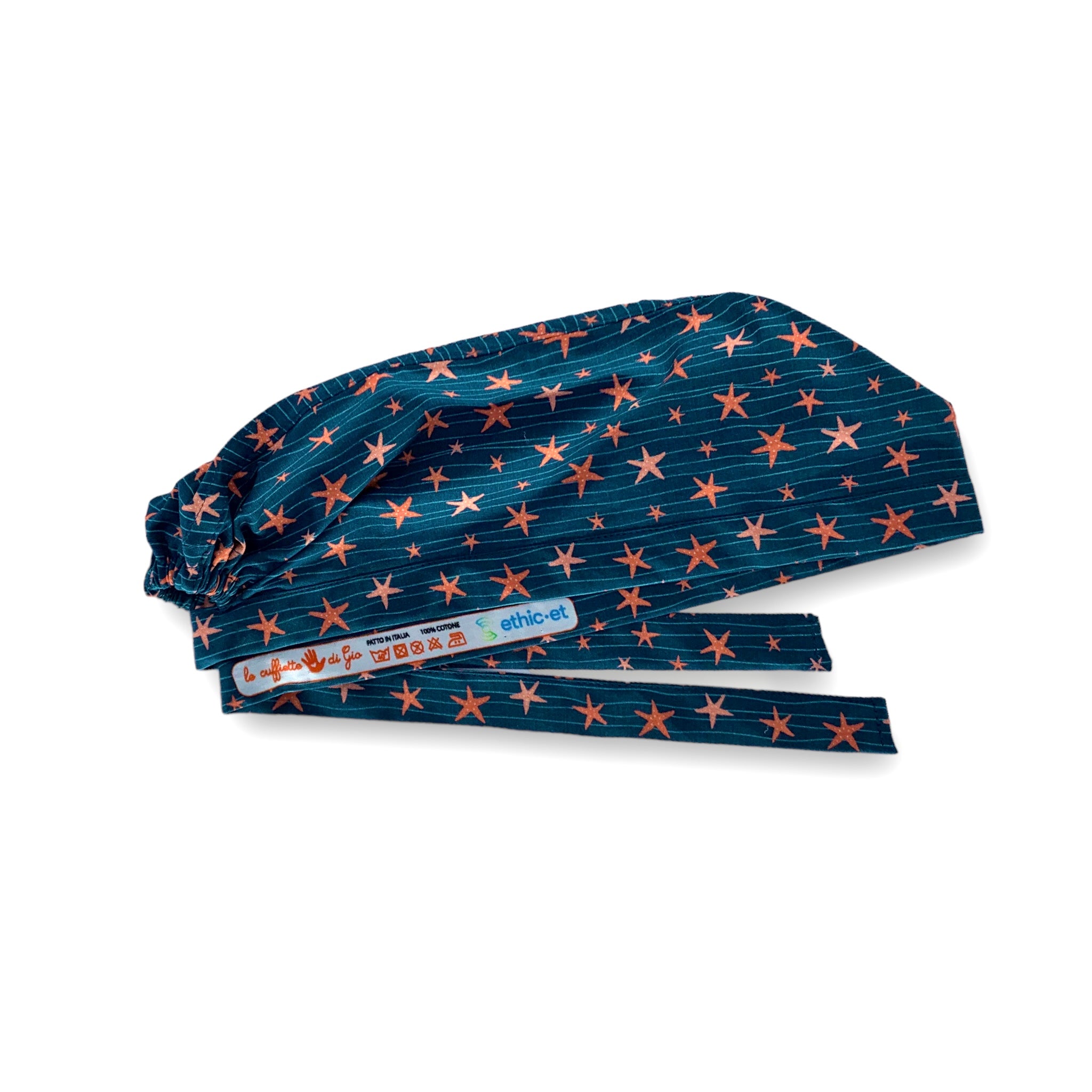 Cuffietta chirurgica con piccole stelle marine di diverse sfumature color corallo danzano su delicate onde verde acqua, sfondo blu avio