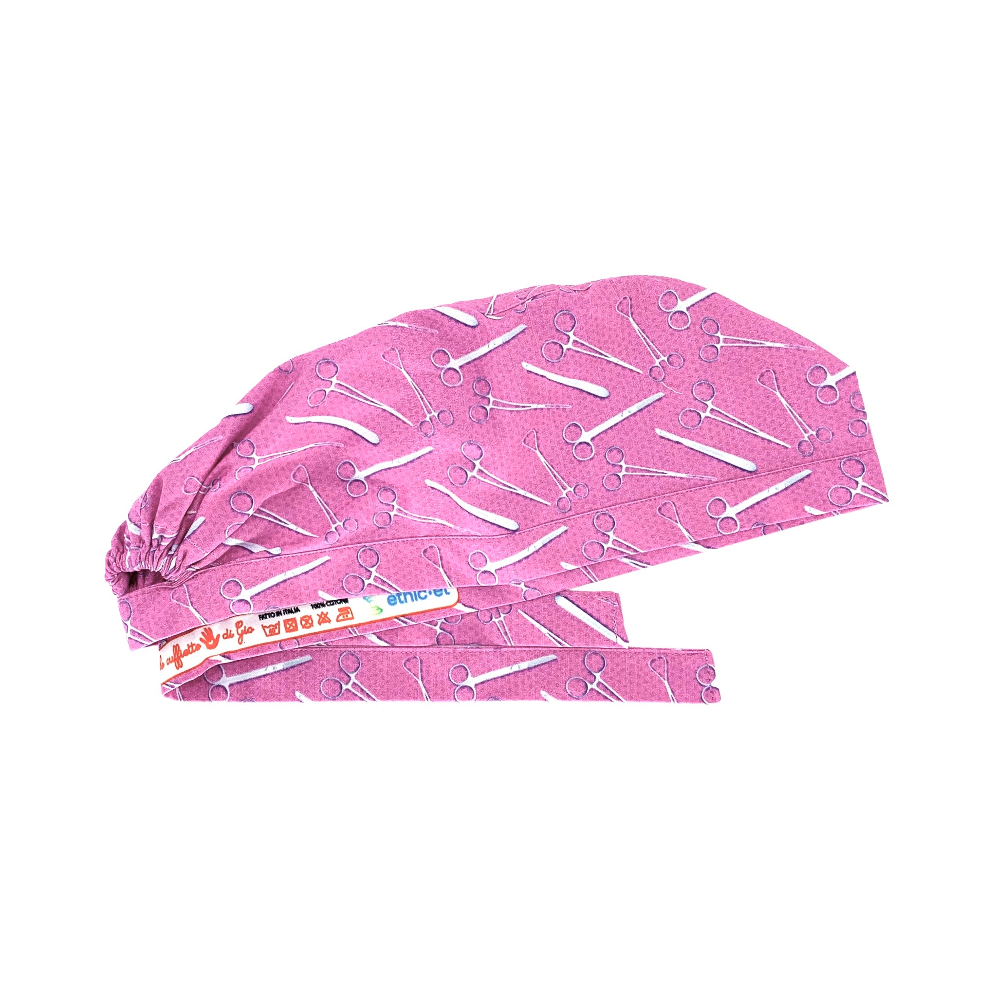 Cuffietta con strumenti chirurgici color metallo su sfondo rosa intenso