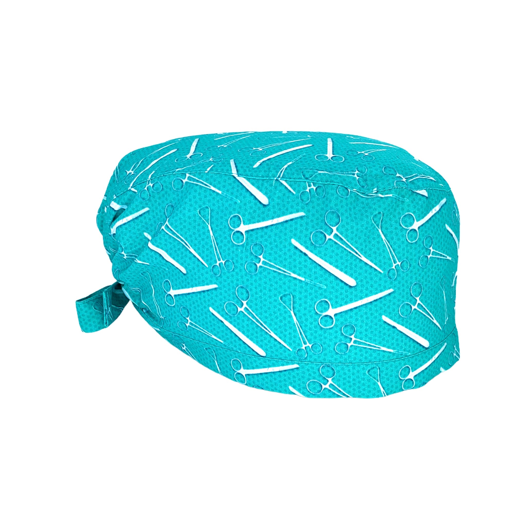 Cuffietta con strumenti chirurgici color metallo su sfondo verde acqua