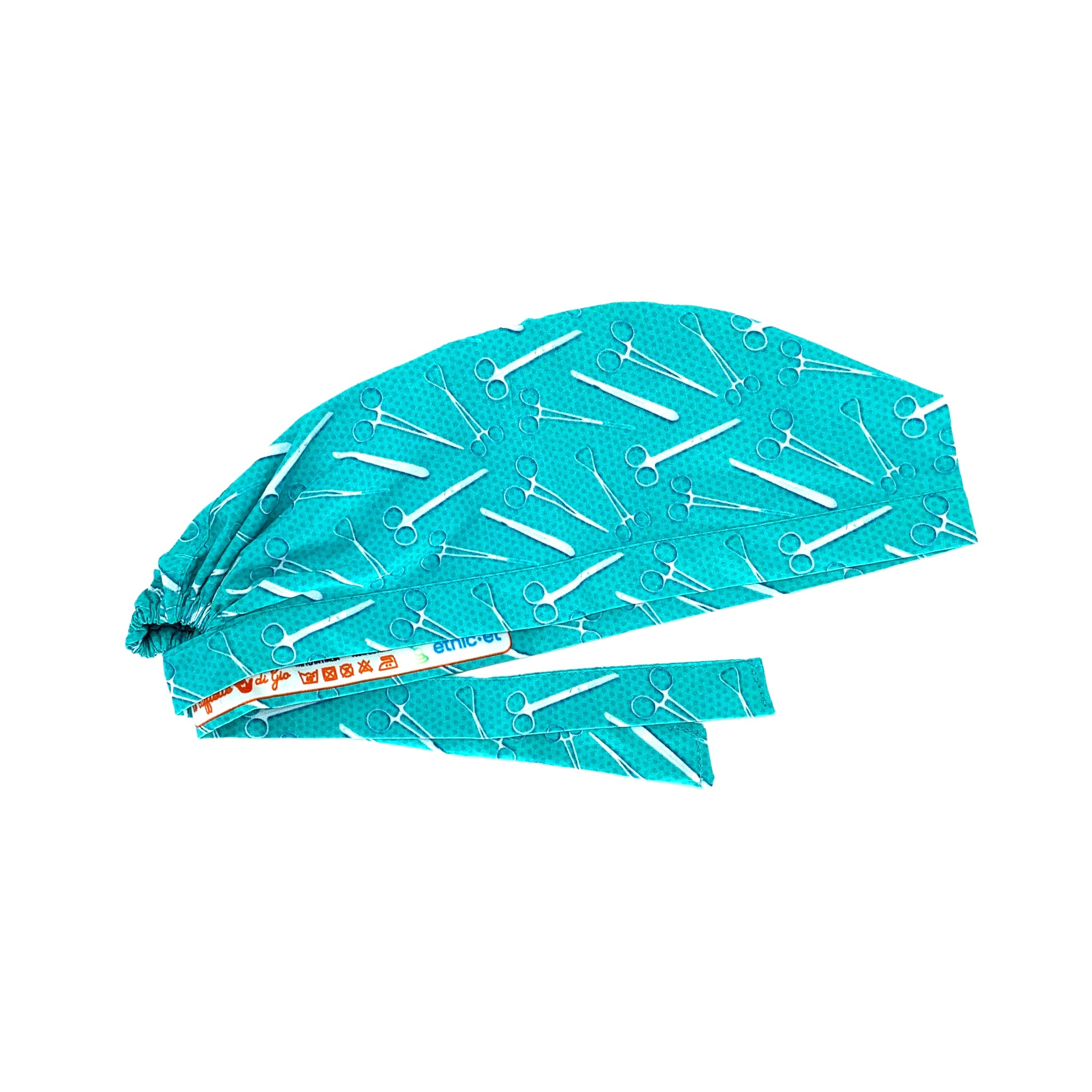 Cuffietta con strumenti chirurgici color metallo su sfondo verde acqua