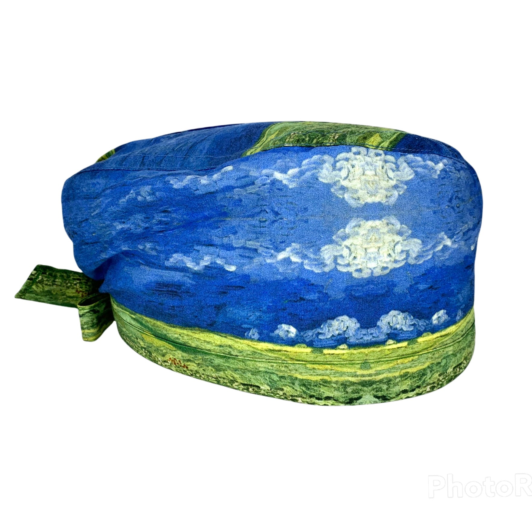 Cuffietta chirurgica ispirata al quadro di Van Gogh "Campo di grano con cielo in tempesta" che ci riporta ai colori estivi di un prato rigoglioso con la minaccia di un temporale all’orizzonte. L’alternanza di blu e verde creano un mix altamente rilassante