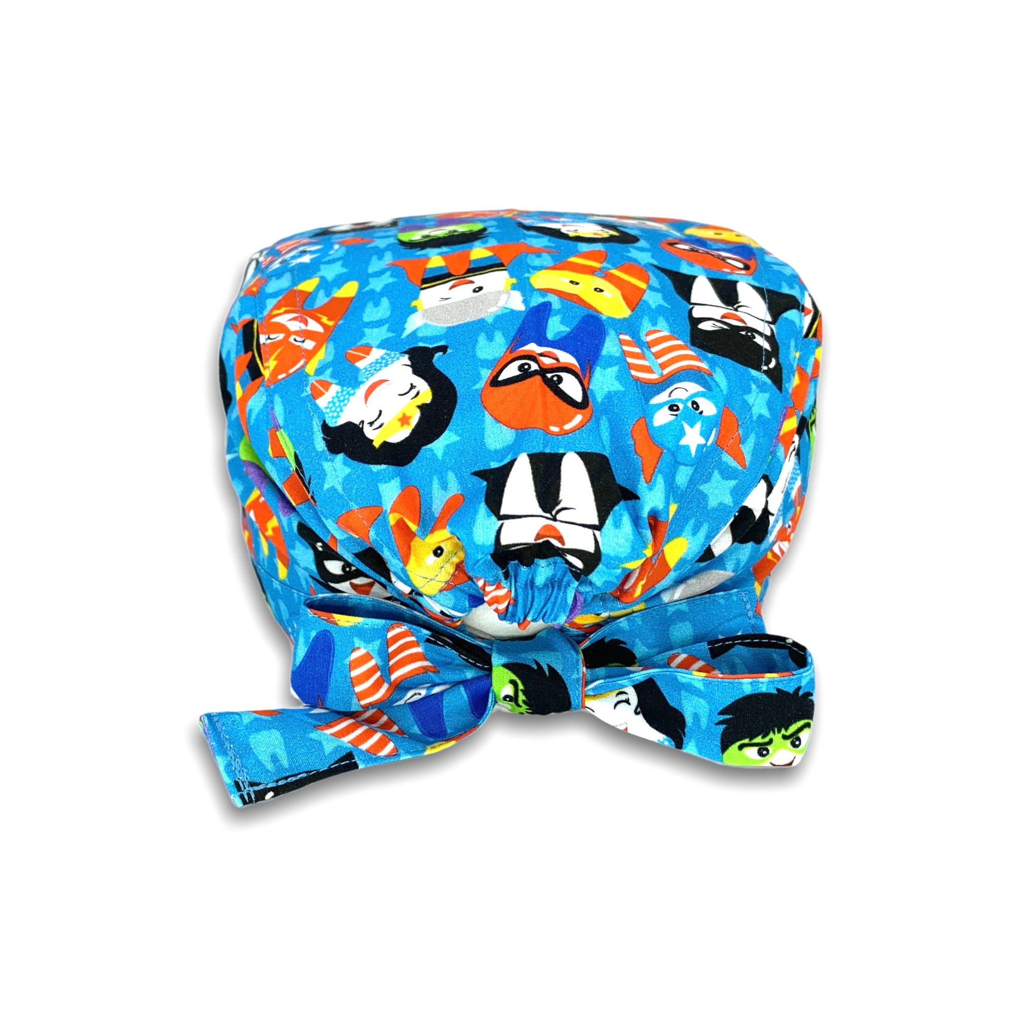 Cuffietta chirurgica con denti travestiti da super eroi; sullo sfondo azzurro intenso e un pattern di stelline e dentini tono su tono