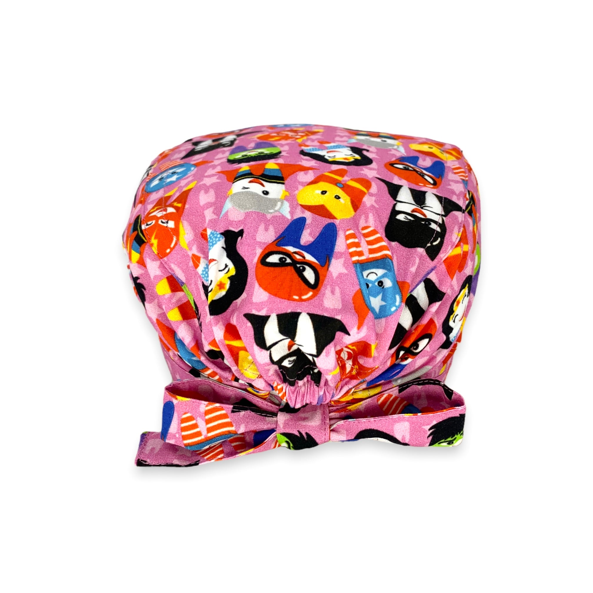 Cuffietta chirurgica con denti travestiti da super eroi; sullo sfondo rosa e un pattern di stelline e dentini tono su tono