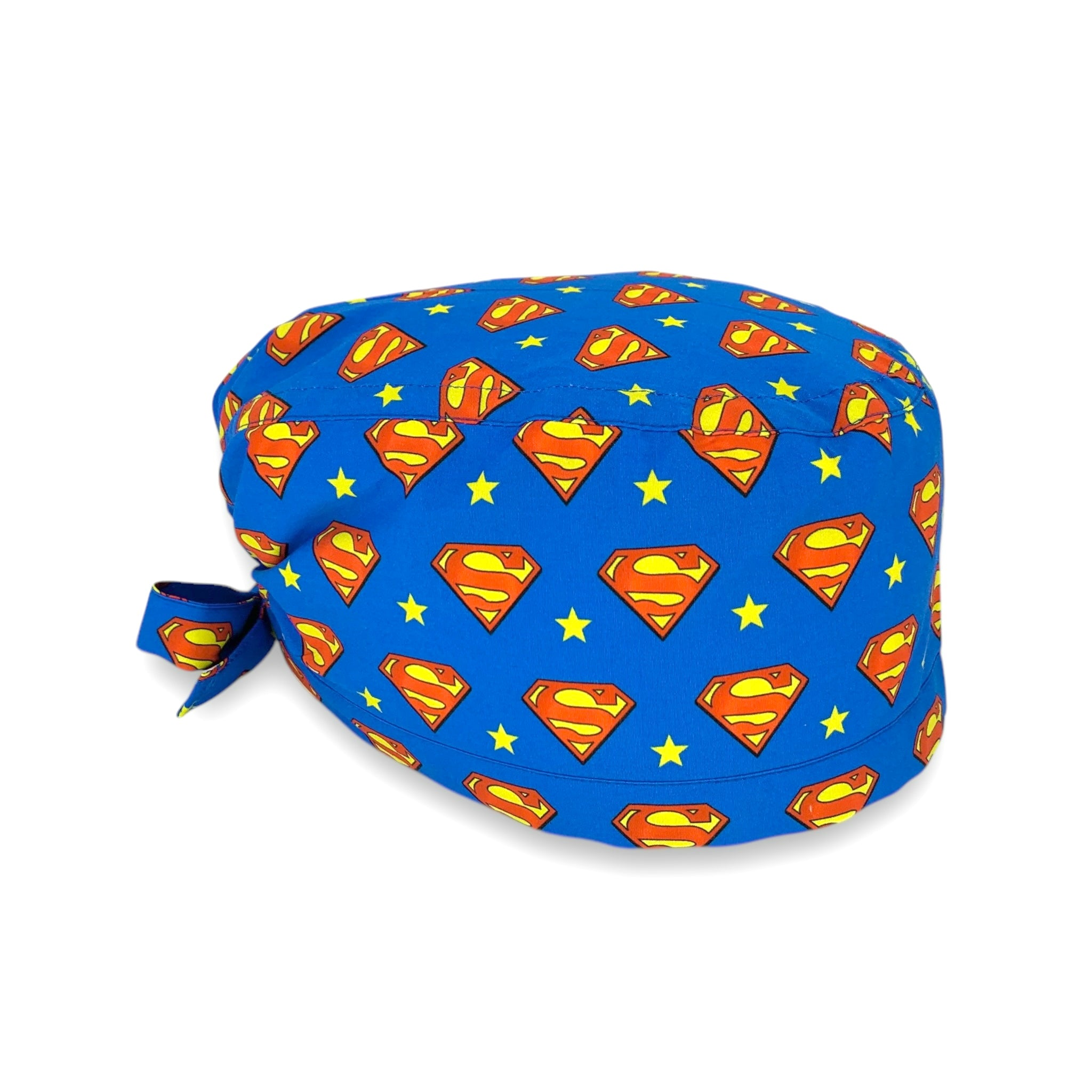 Cuffietta chirurgica blu cobalto con logo di Superman alternato a una stellina gialla in un semplice pattern geometrico