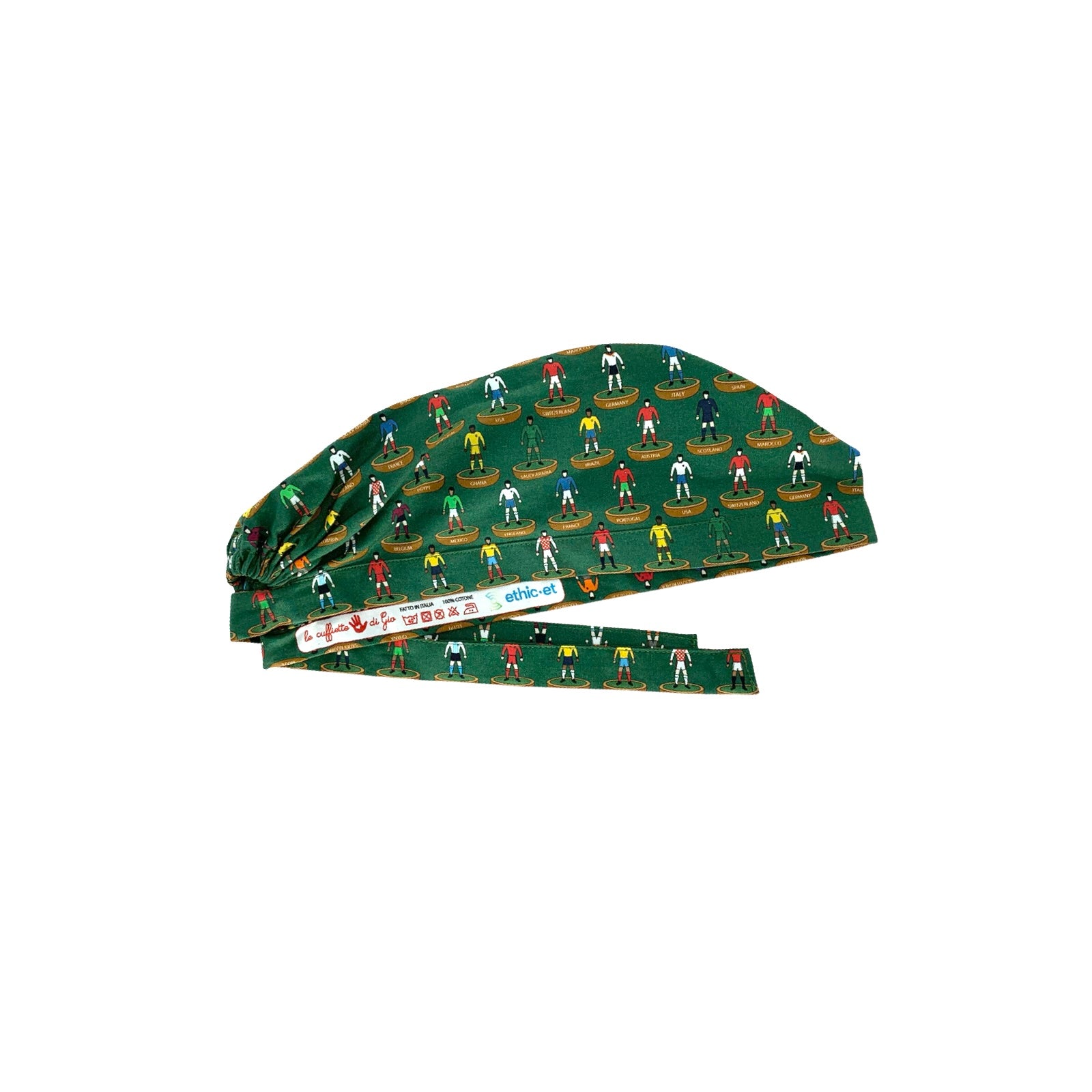 Una cuffietta chirurgica che risproduce i famosi omini del gioco da calcio da tavolo più famoso cdel mondo. Omini colorati di varie squadre del mondo su sfondo verde scuro.