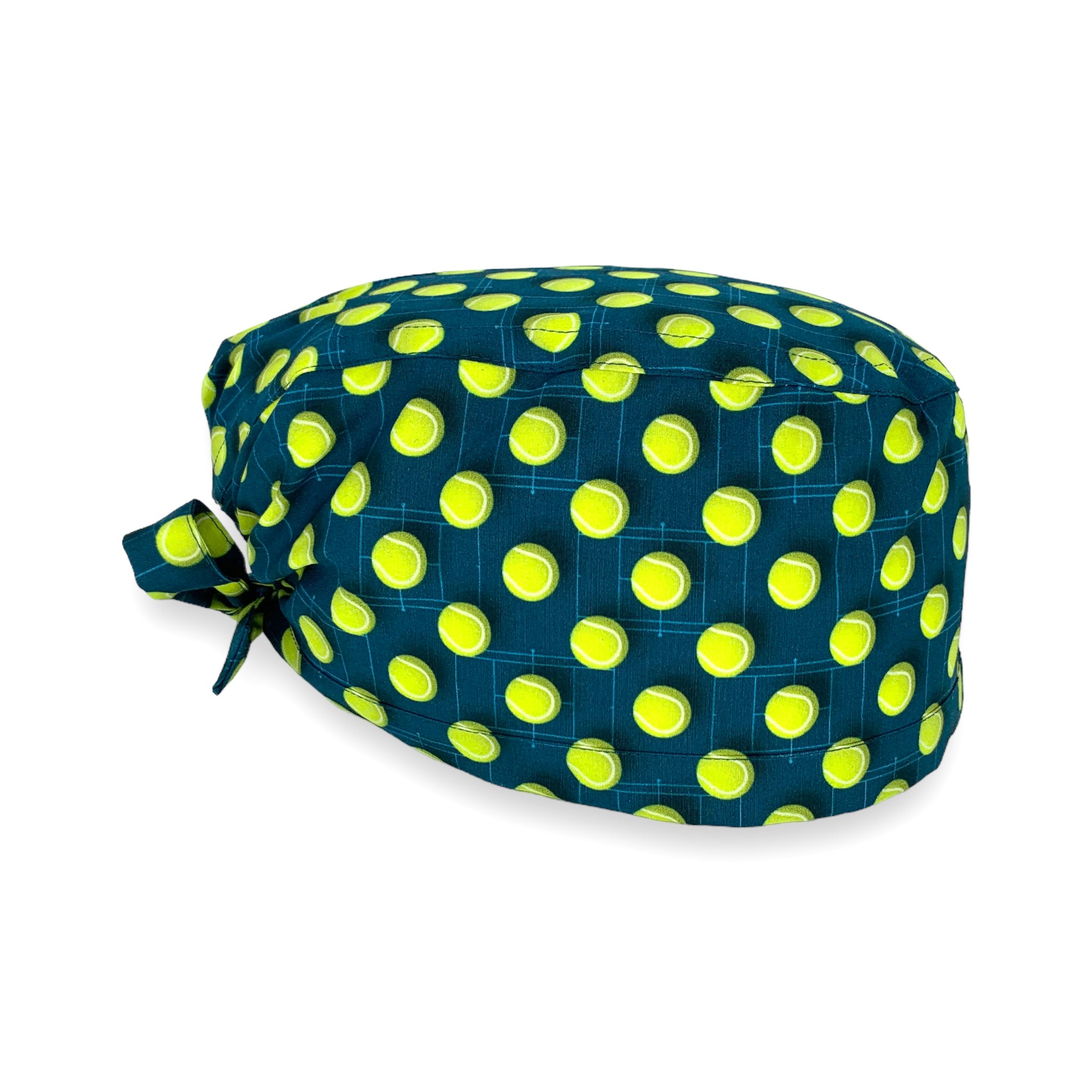 Cuffietta chirurgica con un pattern semplice per gli amanti del tennis e del padel: palline da tennis nel classico color giallo su una base blu avio piccoli campi disegnati alla base