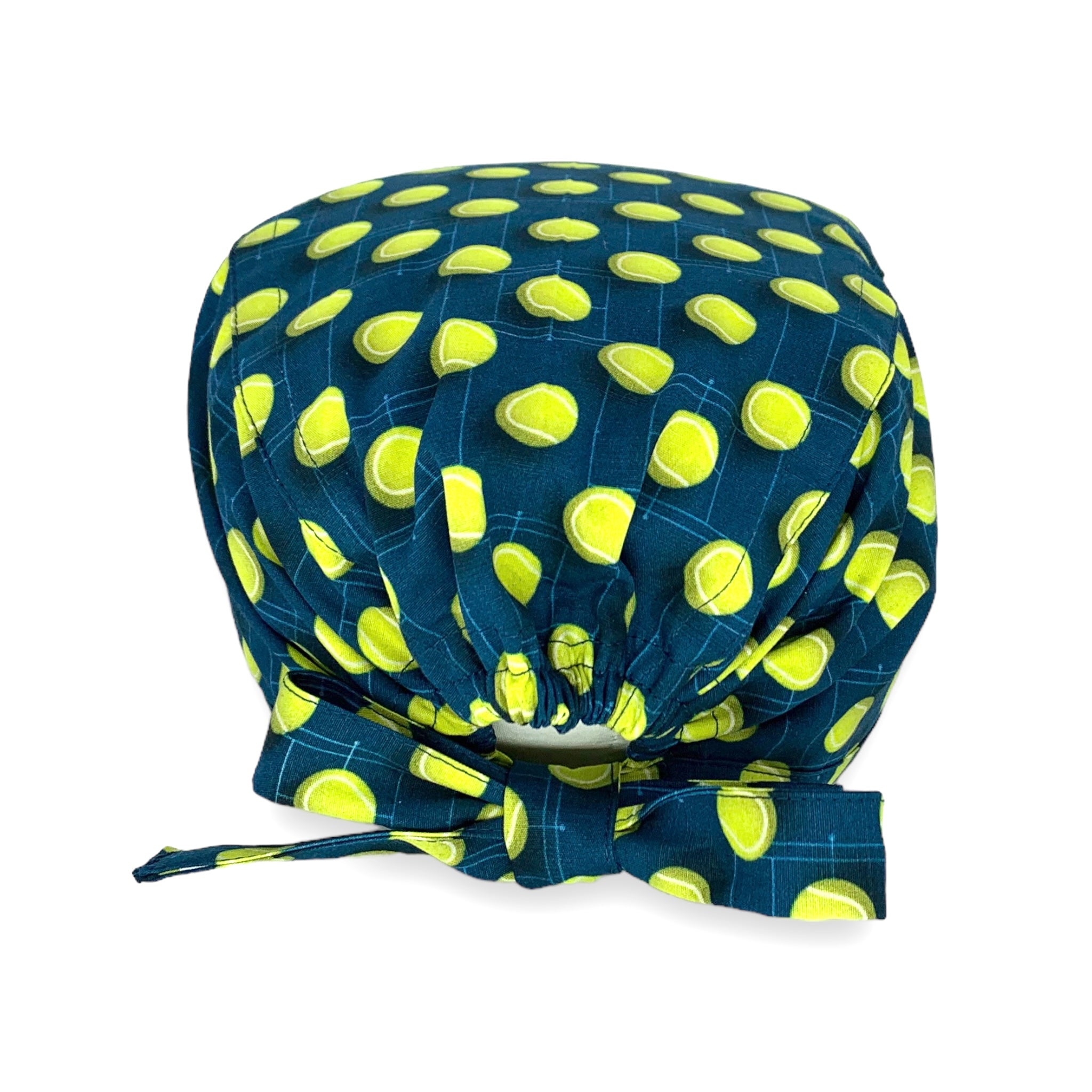 Cuffietta chirurgica con un pattern semplice per gli amanti del tennis e del padel: palline da tennis nel classico color giallo su una base blu avio piccoli campi disegnati alla base