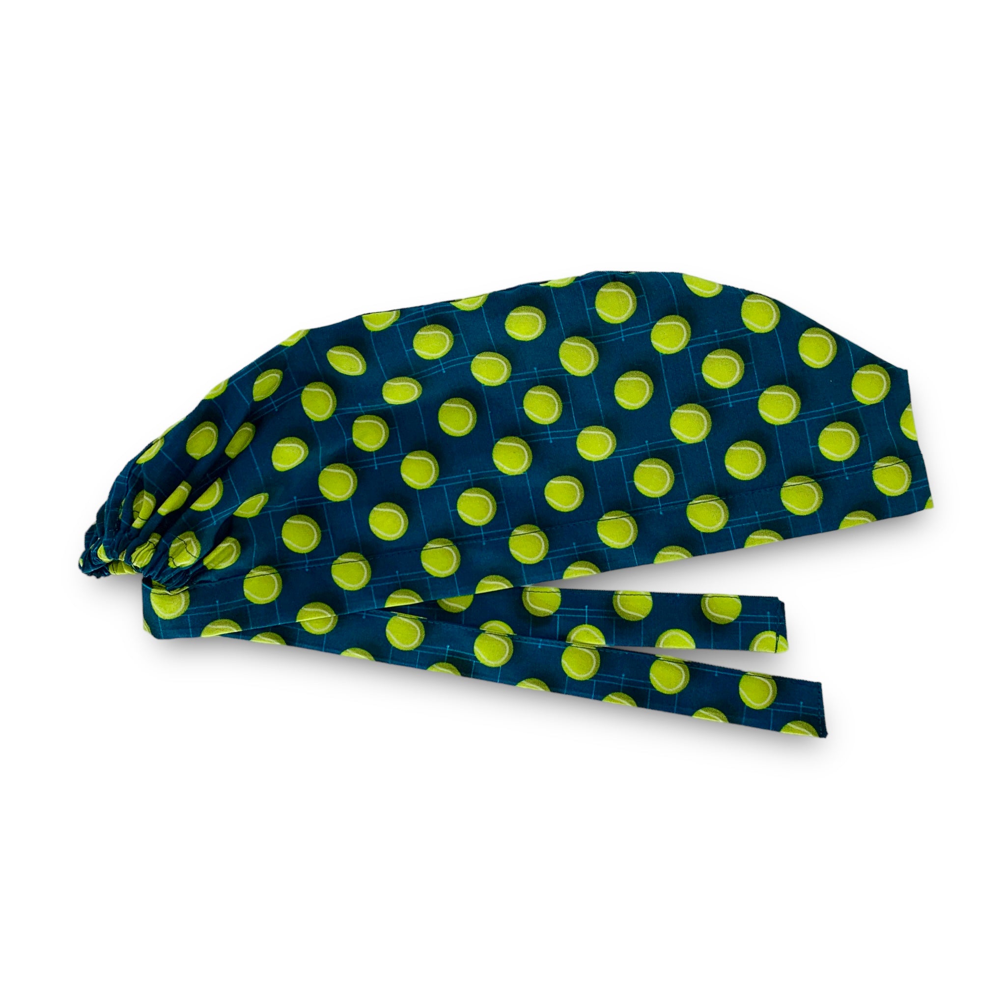 Cuffietta chirurgica con un pattern semplice per gli amanti del tennis e del padel: palline da tennis nel classico color giallo su una base blu avio piccoli campi disegnati alla base