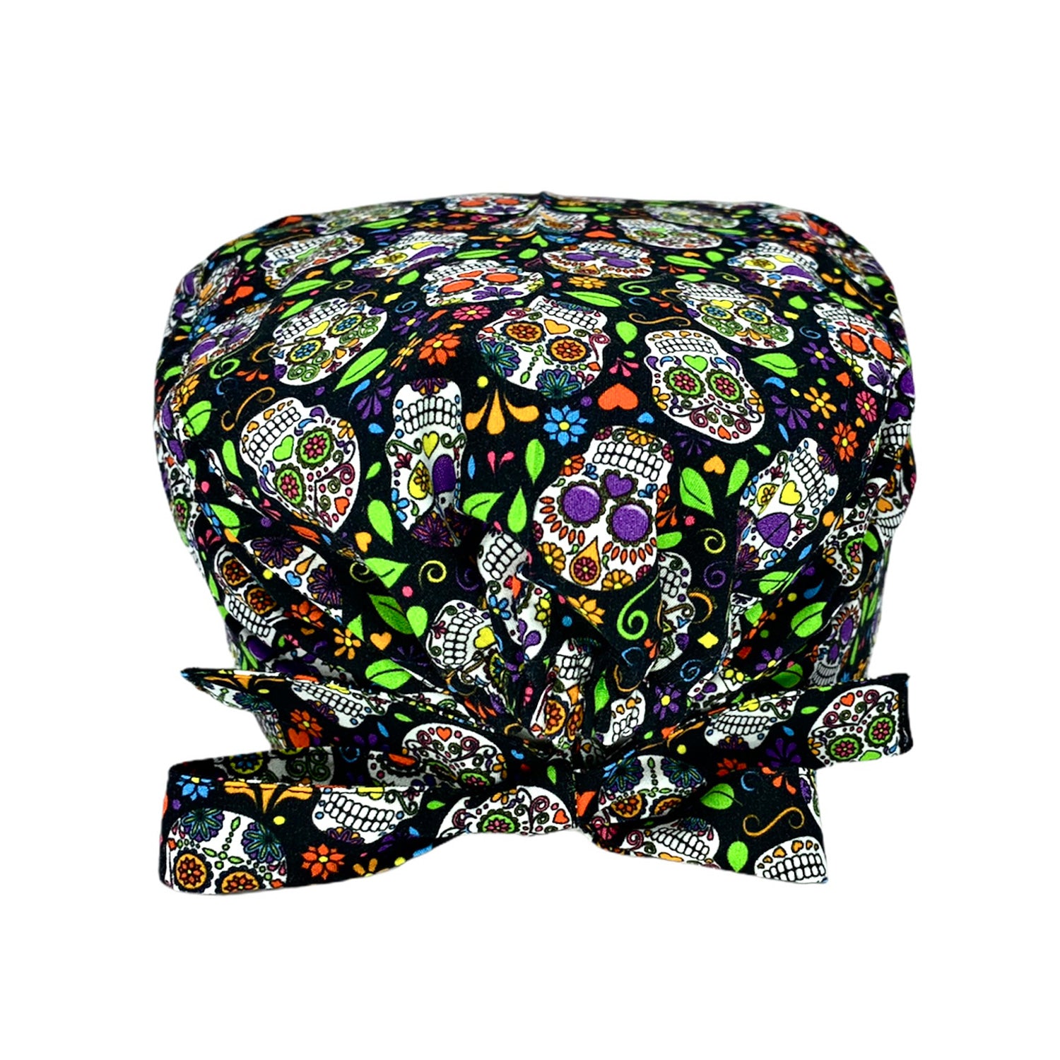 Cuffietta chirurgica con un disegno che oramai è diventato un classico: i coloratissimi teschi messicani. La cultura messicana immagina il regno dei morti come un mondo allegro e colorato, pieno di vitalità e di gioia. Trasformare la morte in un momento felice è un’idea geniale e profonda. Sfondo NERO