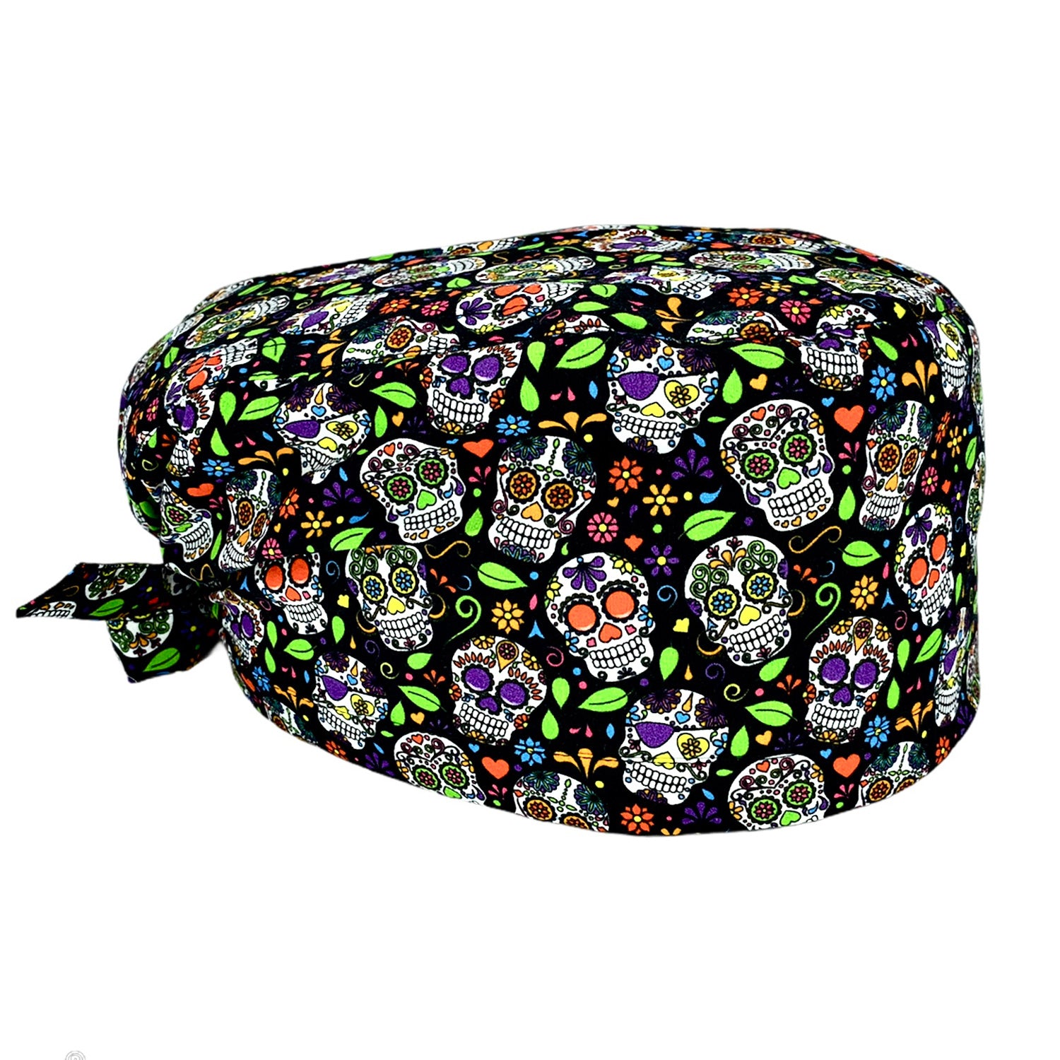Cuffietta chirurgica con un disegno che oramai è diventato un classico: i coloratissimi teschi messicani. La cultura messicana immagina il regno dei morti come un mondo allegro e colorato, pieno di vitalità e di gioia. Trasformare la morte in un momento felice è un’idea geniale e profonda. Sfondo NERO