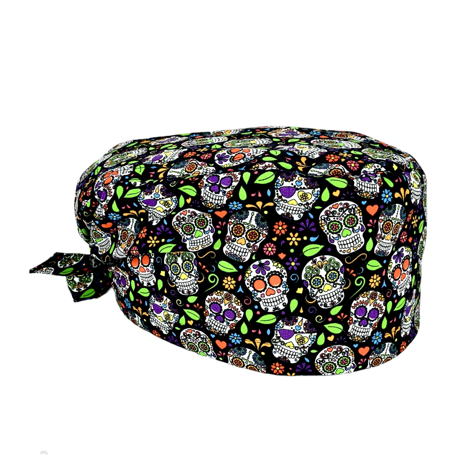 Cuffietta chirurgica con un disegno che oramai è diventato un classico: i coloratissimi teschi messicani. La cultura messicana immagina il regno dei morti come un mondo allegro e colorato, pieno di vitalità e di gioia. Trasformare la morte in un momento felice è un’idea geniale e profonda. Sfondo fucsia o nero