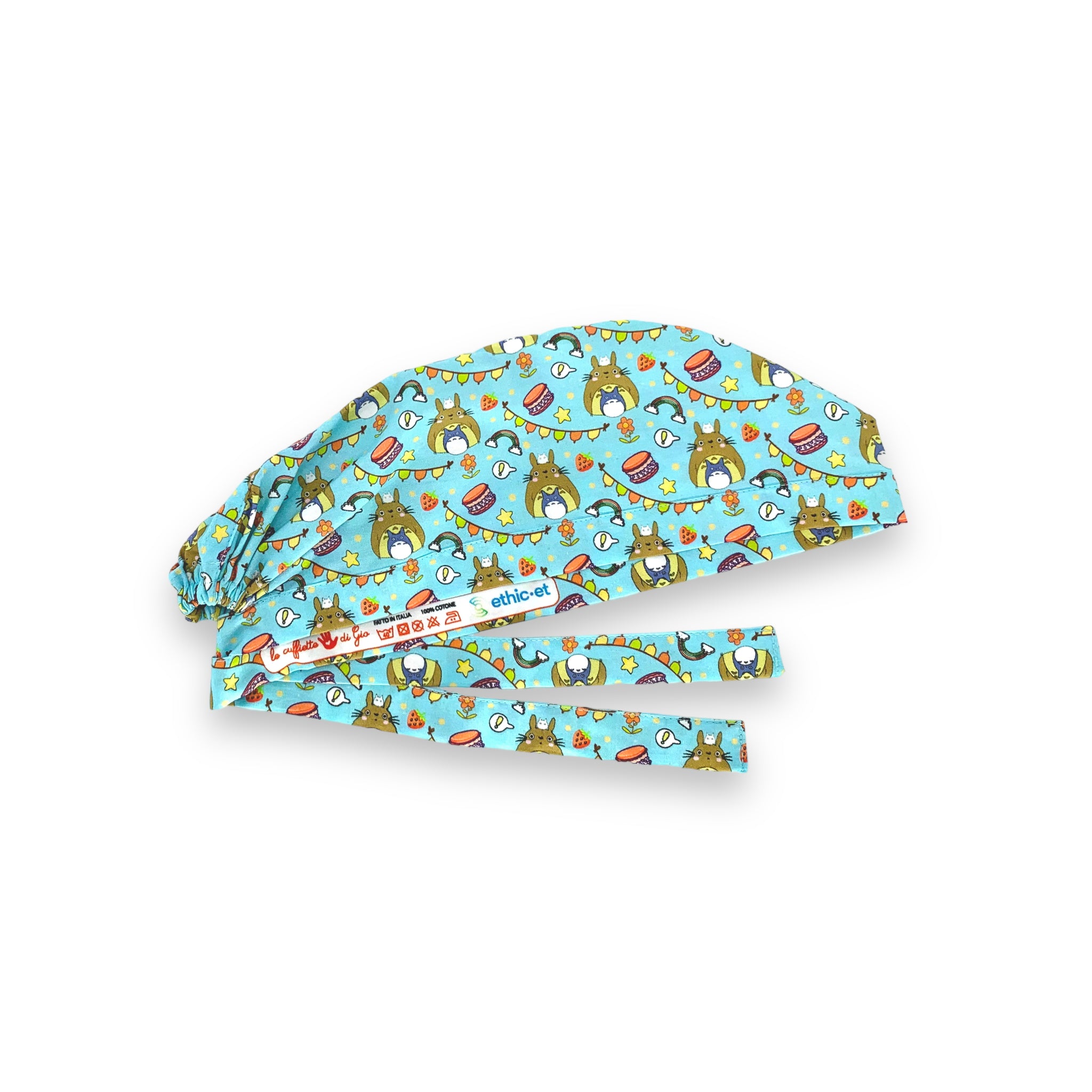 Totoro, un personaggio fantastico di un bellissimo cartone animato per bambini, rappresenta lo spirito della natura. Qui totoro è circondato da elementi festosi, come fiori, dolci e festoni, base azzurro