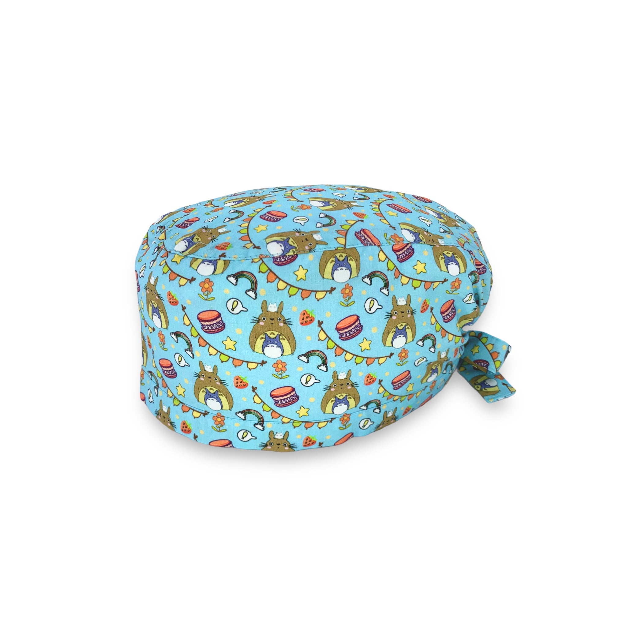 Totoro, un personaggio fantastico di un bellissimo cartone animato per bambini, rappresenta lo spirito della natura. Qui totoro è circondato da elementi festosi, come fiori, dolci e festoni, base azzurro