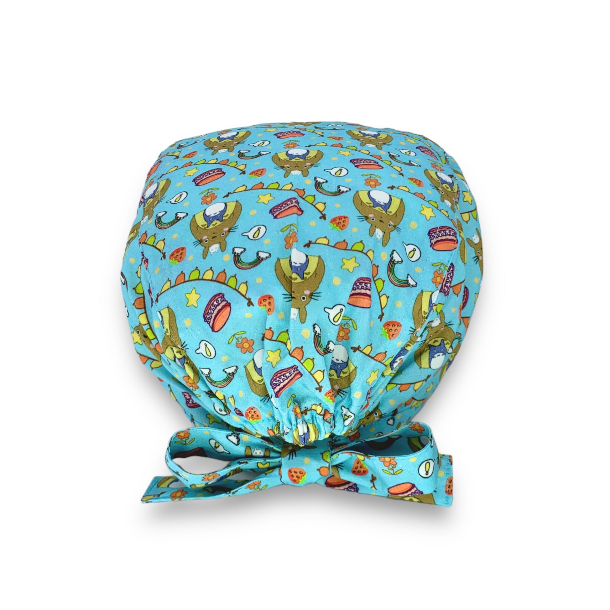 Totoro, un personaggio fantastico di un bellissimo cartone animato per bambini, rappresenta lo spirito della natura. Qui totoro è circondato da elementi festosi, come fiori, dolci e festoni, base azzurro