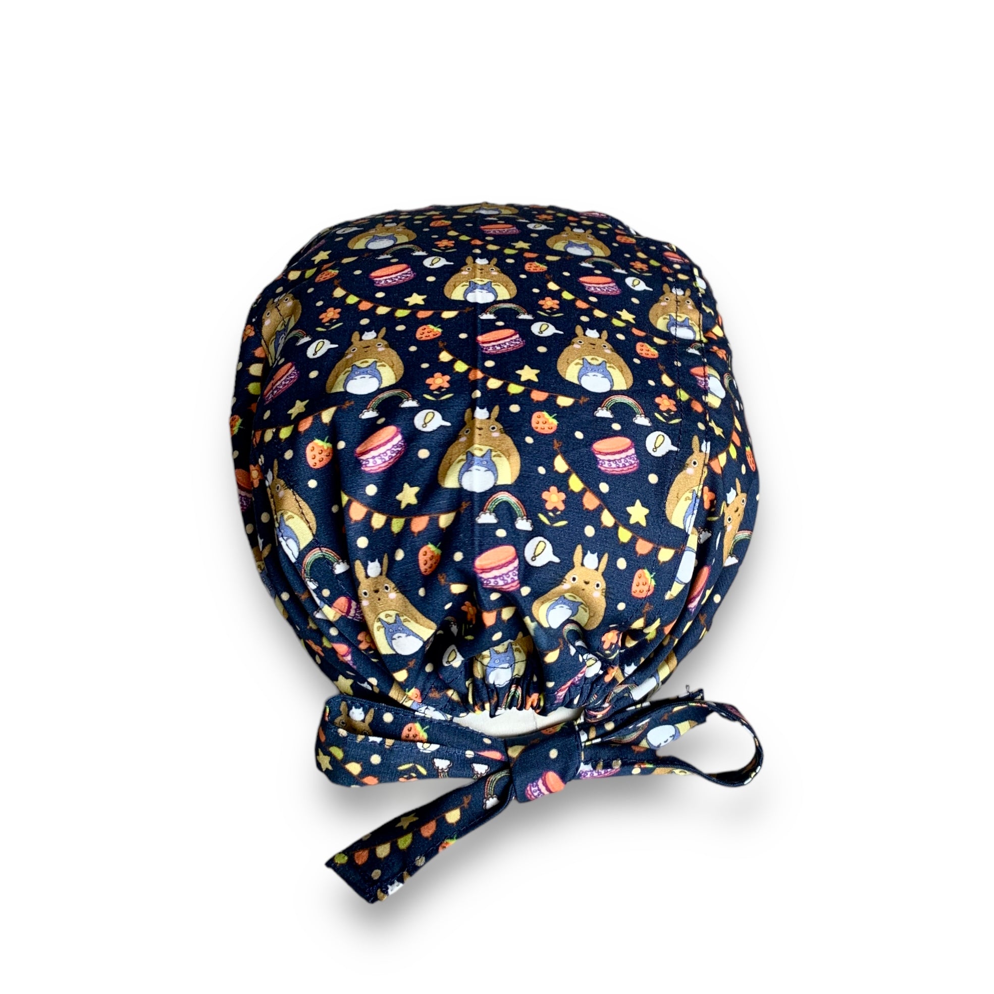 Totoro, un personaggio fantastico di un bellissimo cartone animato per bambini, rappresenta lo spirito della natura. Qui totoro è circondato da elementi festosi, come fiori, dolci e festoni, base blu