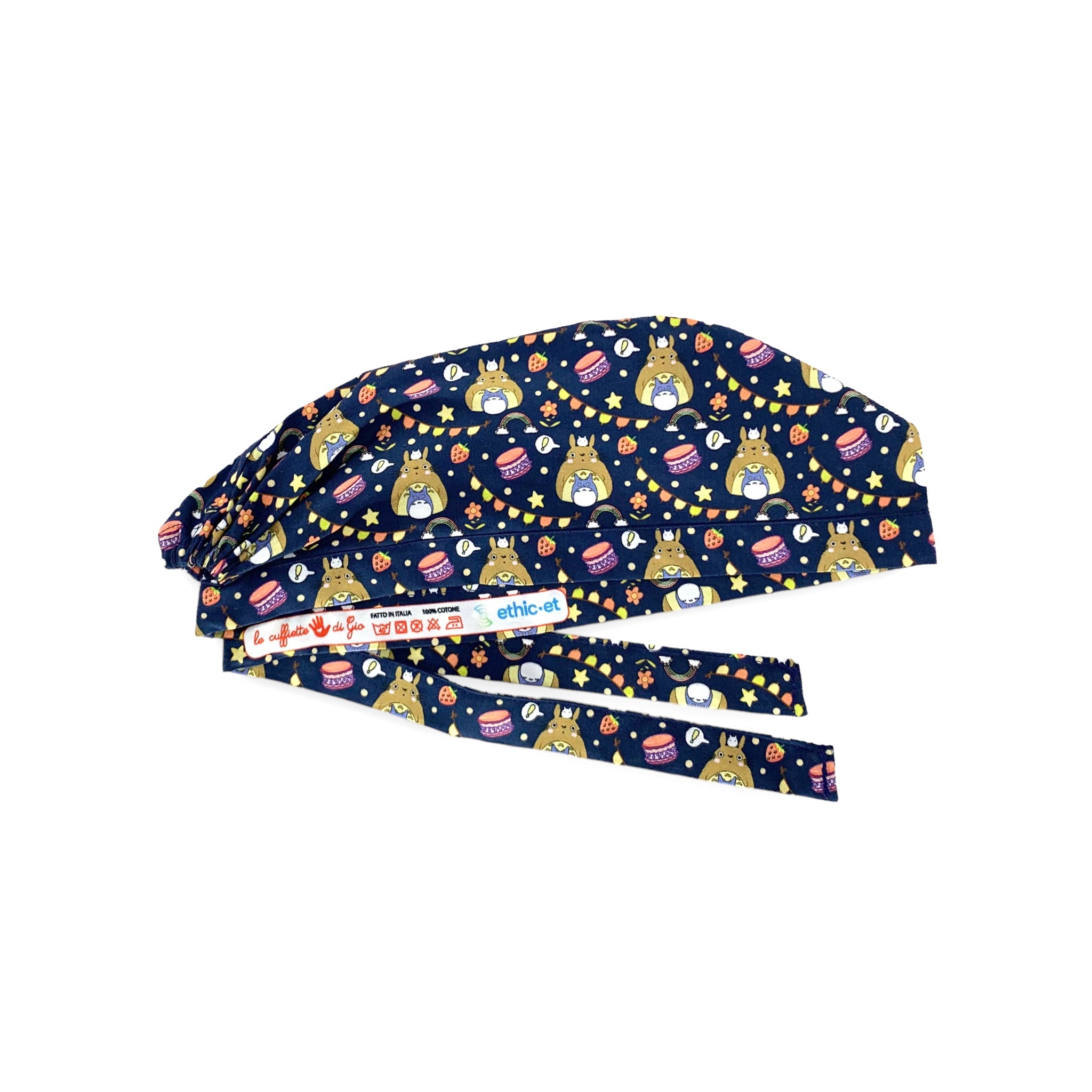 Totoro, un personaggio fantastico di un bellissimo cartone animato per bambini, rappresenta lo spirito della natura. Qui totoro è circondato da elementi festosi, come fiori, dolci e festoni, base blu