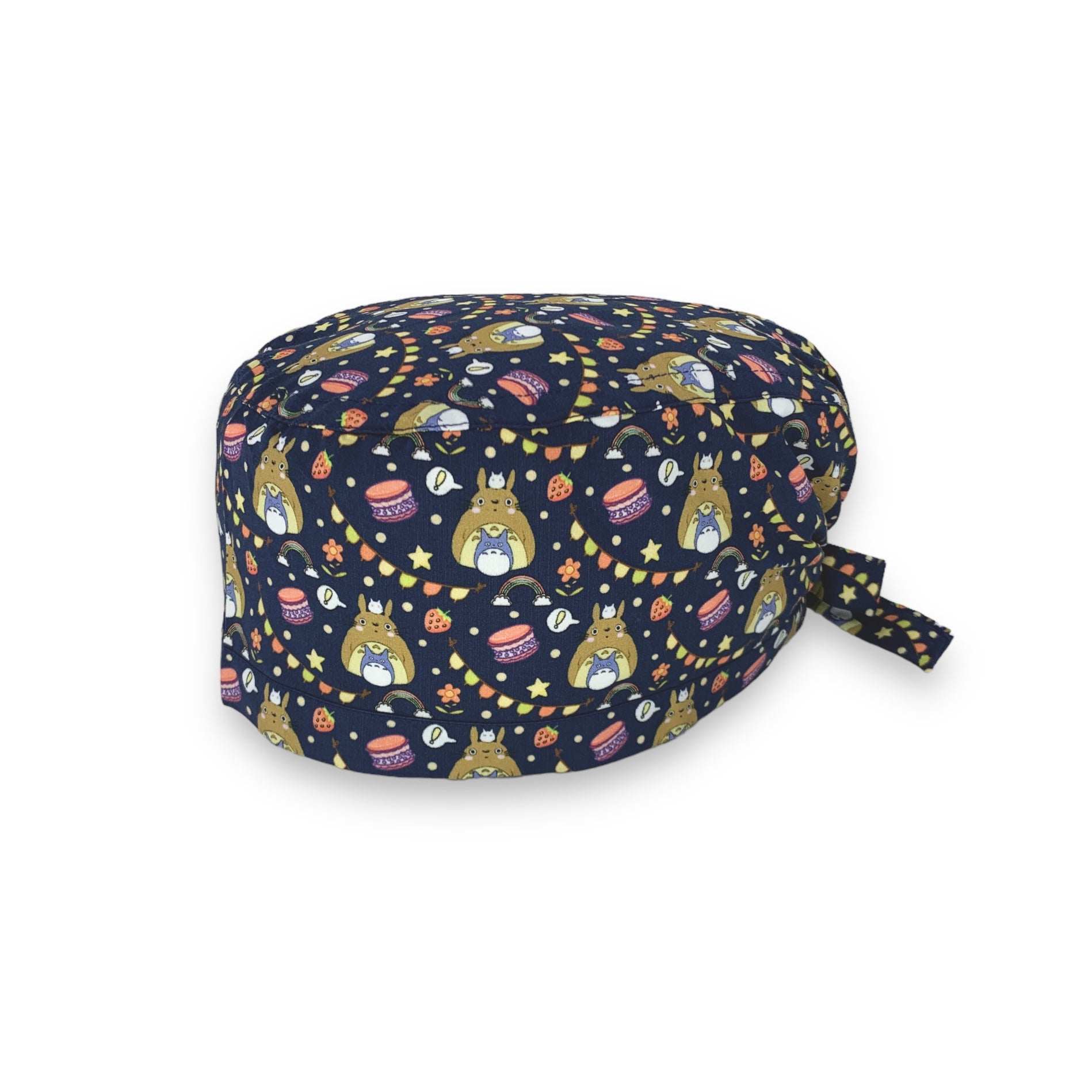 Totoro, un personaggio fantastico di un bellissimo cartone animato per bambini, rappresenta lo spirito della natura. Qui totoro è circondato da elementi festosi, come fiori, dolci e festoni, base blu