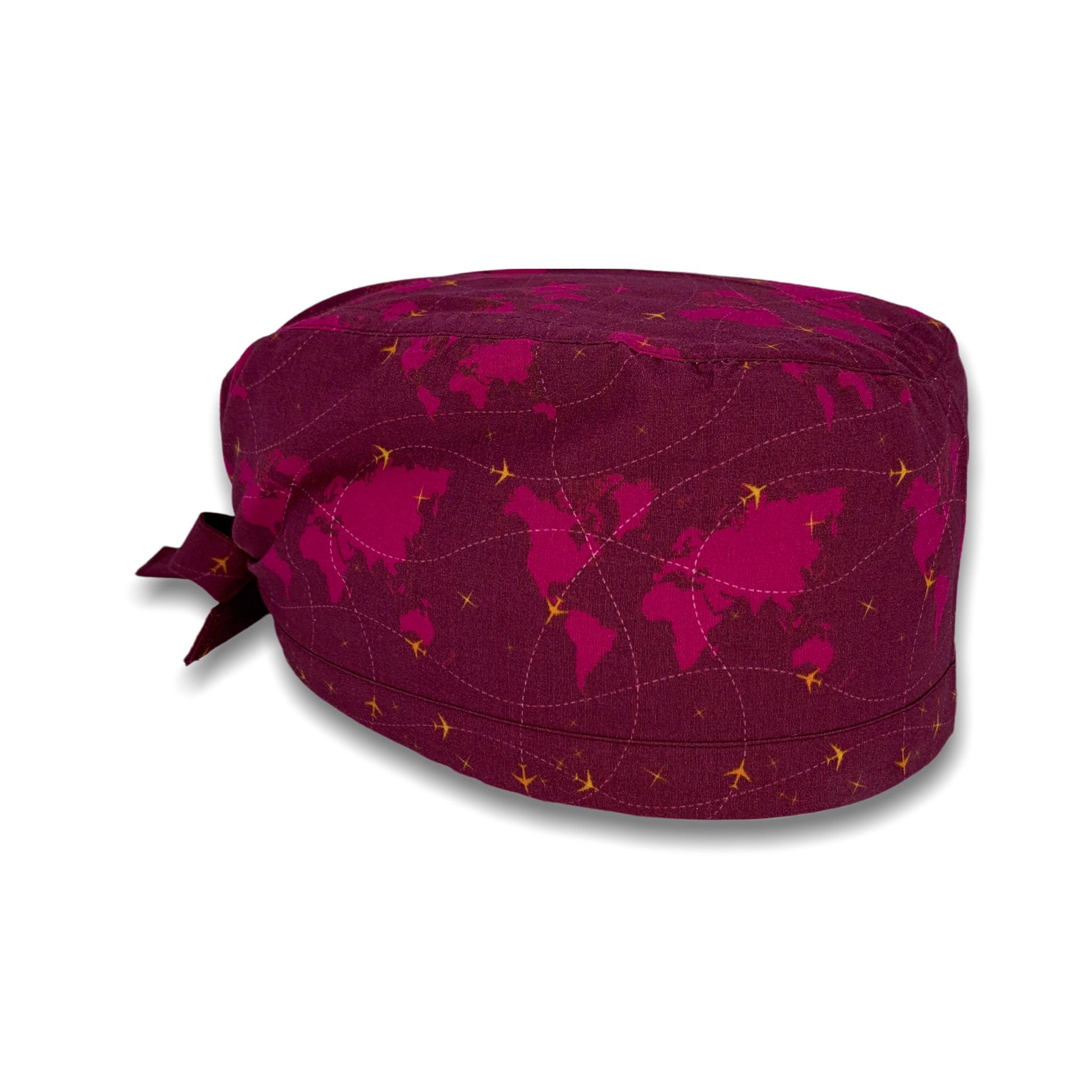 Cuffietta chirurgica con mappamondo e piccoli aerei gialli che tracciano delle linee tratteggiate, sfondo bordeaux