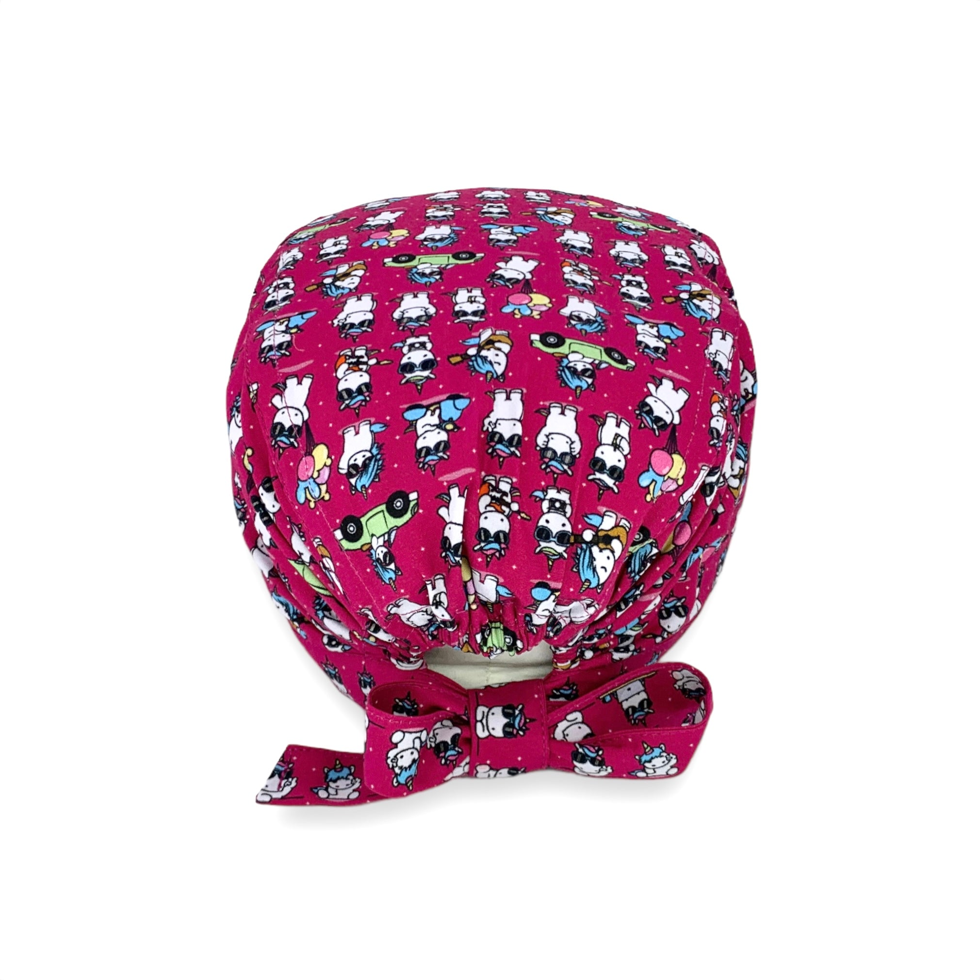 Cuffietta chirurgica con piccoli unicorni bianchi disegnati in stile kawaii, in varie posizioni mollto buffe: in macchina, in scooter, mentre suona la chitarra. Sfondo magenta