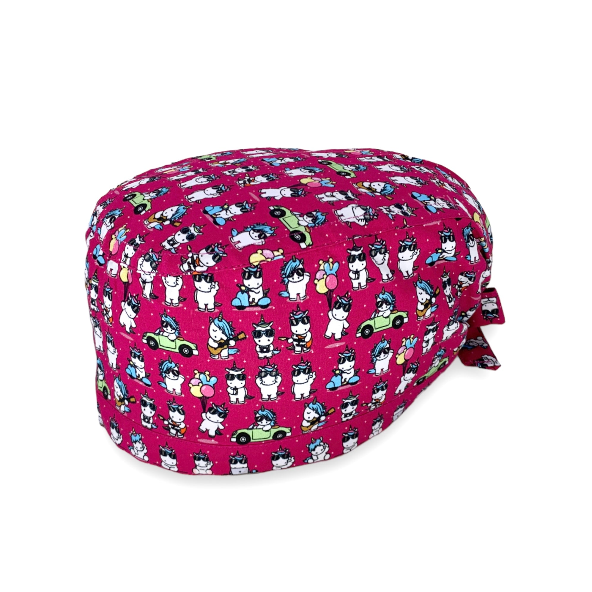 Cuffietta chirurgica con piccoli unicorni bianchi disegnati in stile kawaii, in varie posizioni mollto buffe: in macchina, in scooter, mentre suona la chitarra. Sfondo magenta