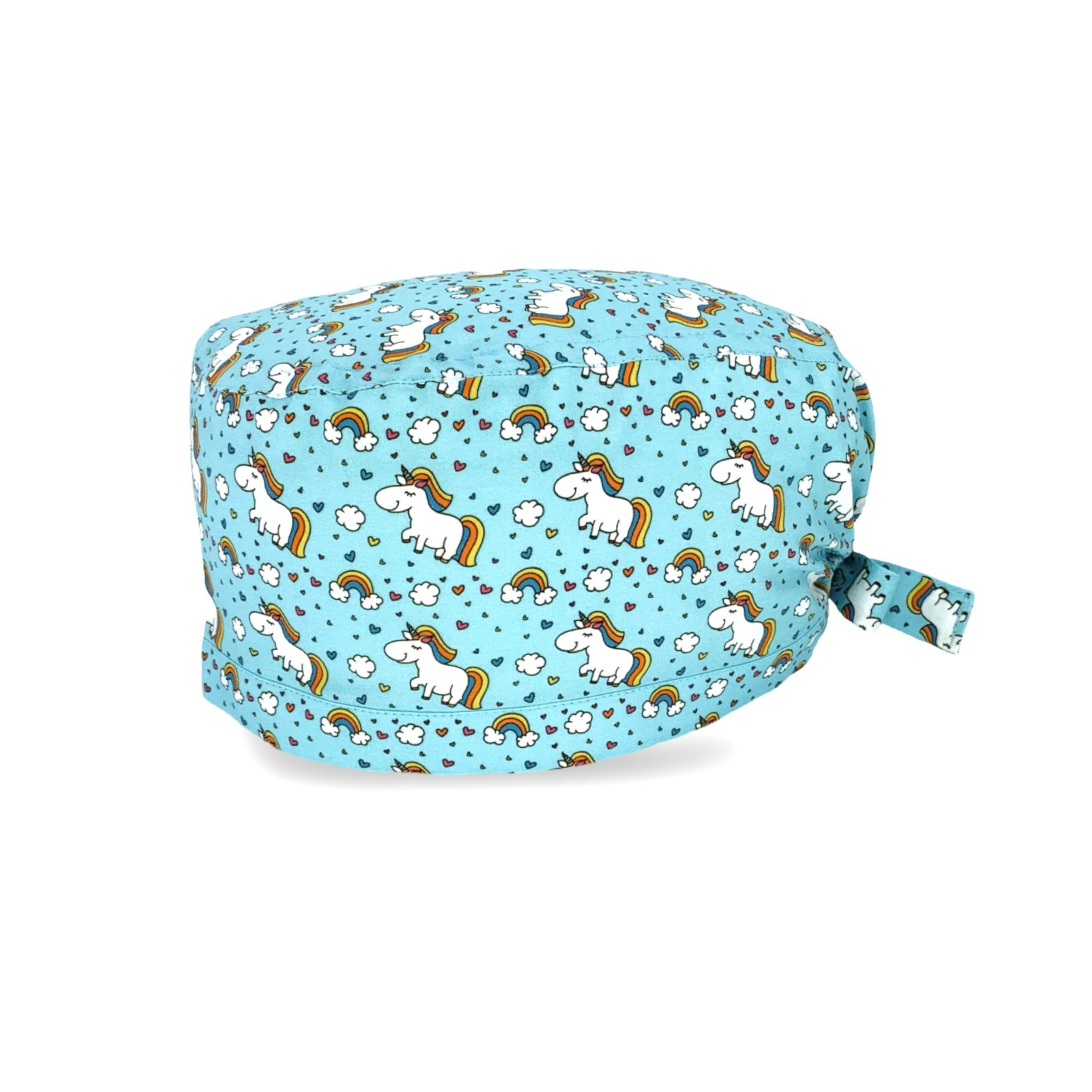 Cuffietta chirurgica con unicorni bianchi tra nuvolette e arcobaleni. Su fondo azzurro.