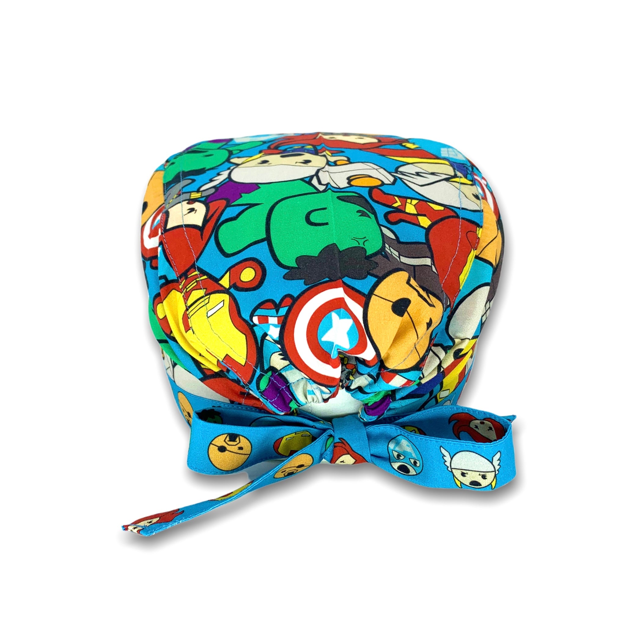 Cuffietta chirurgica con i protagonisti della serie Avengers riprodotti in stile kawaii, sfondo azzurro intenso