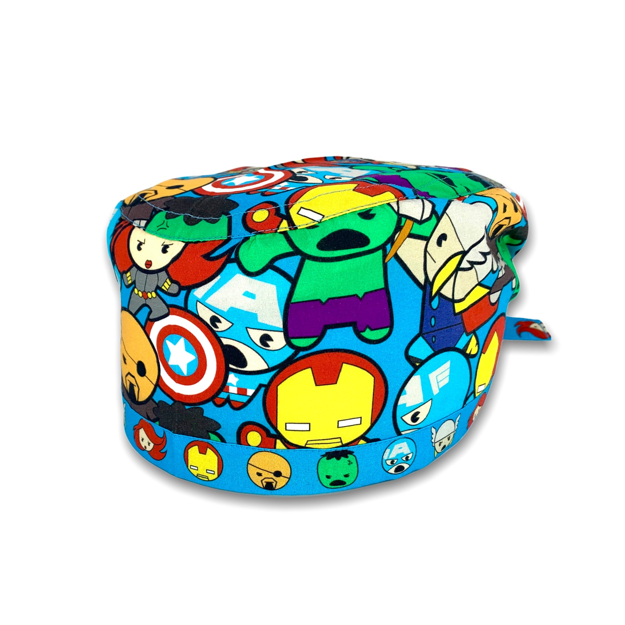 Cuffietta chirurgica con i protagonisti della serie Avengers riprodotti in stile kawaii, sfondo azzurro intenso