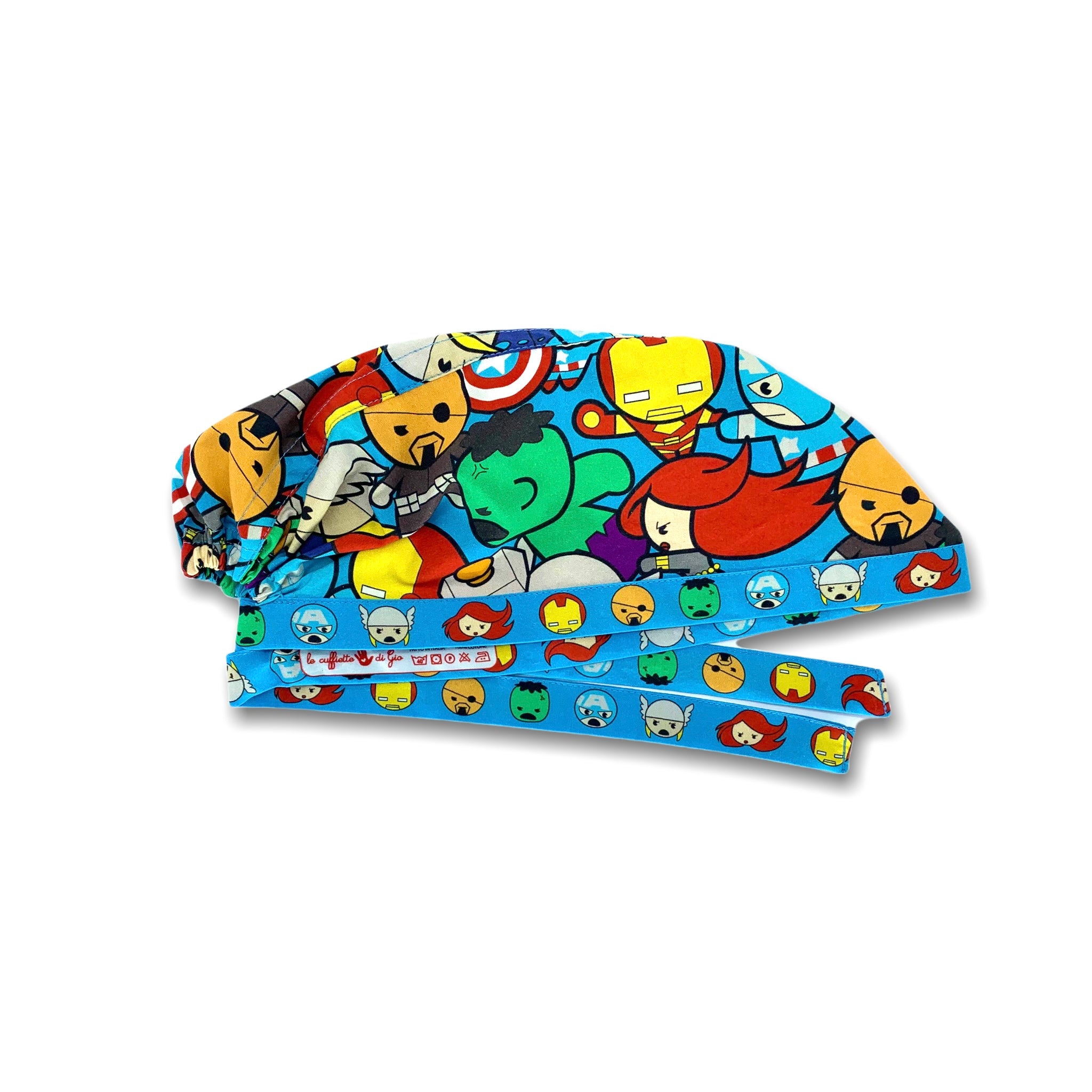 Cuffietta chirurgica con i protagonisti della serie Avengers riprodotti in stile kawaii, sfondo azzurro intenso