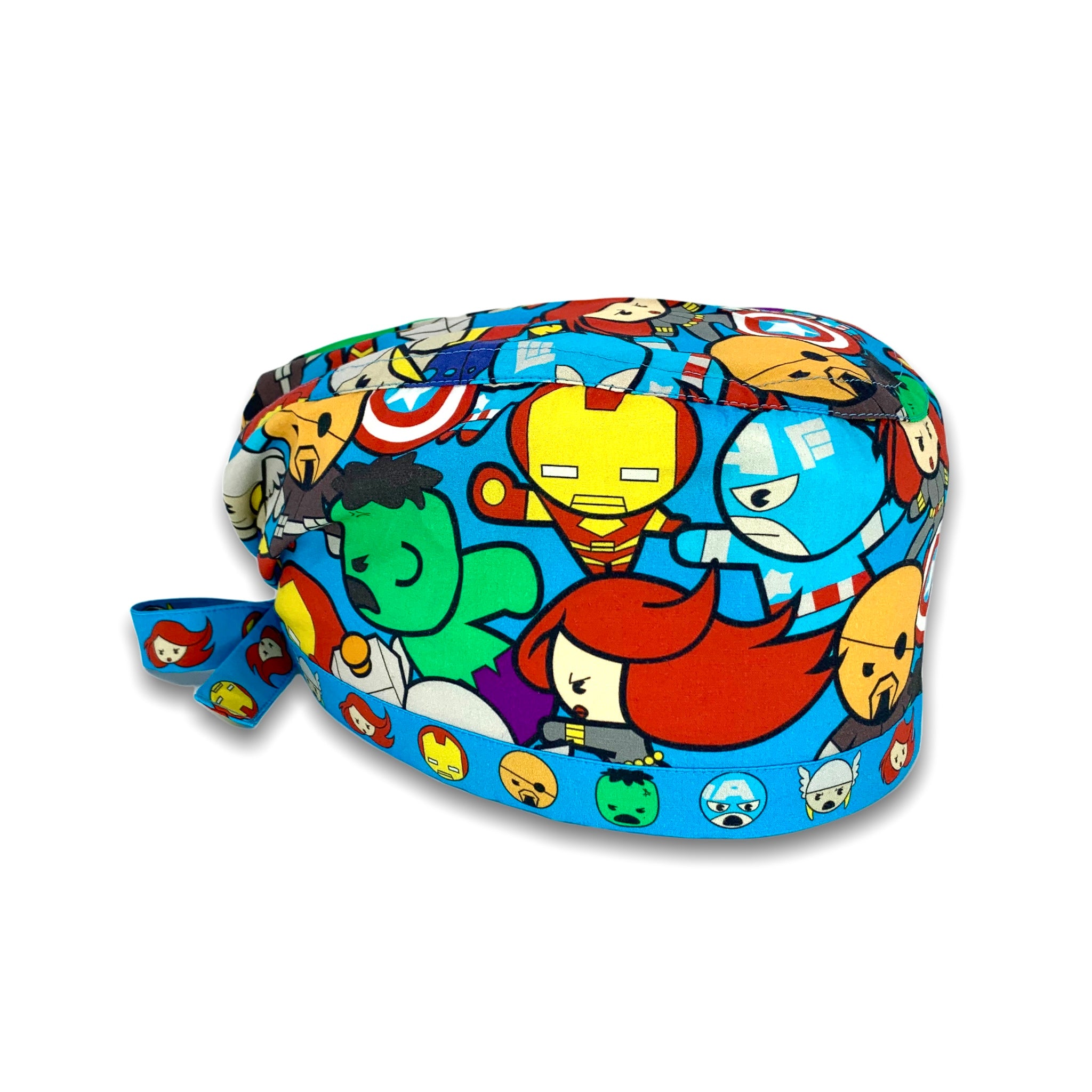 Cuffietta chirurgica con i protagonisti della serie Avengers riprodotti in stile kawaii, sfondo azzurro intenso
