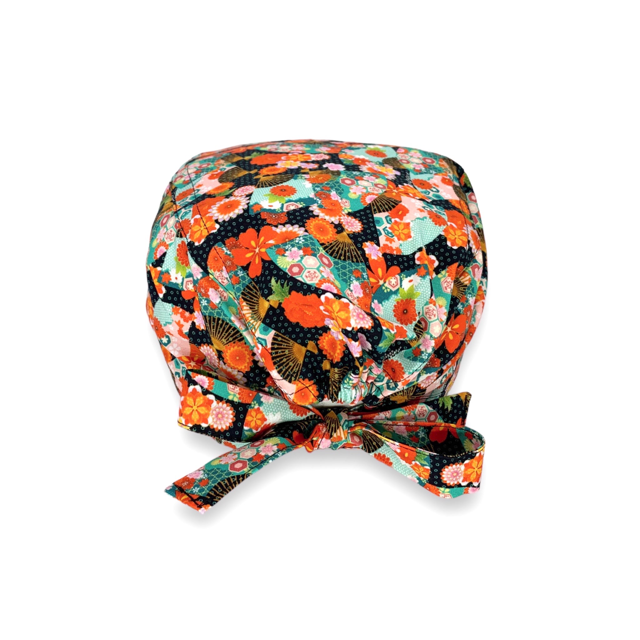 Un raffinato disegno di ispirazione orientale sui toni dell'arancione e del verde su base nera: ventagli e fiori di loto stilizzati si alternano a creare un motivo molto vivace ed elegante al tempo stesso