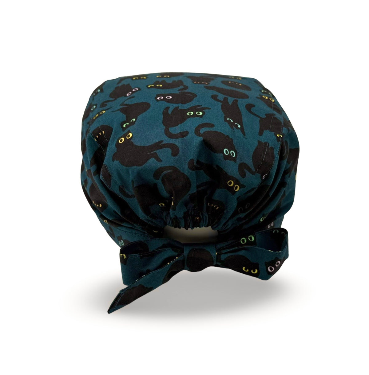 Una banda di irresistibili gatti neri corre, salta e fa le fusa sulla tua cuffietta chirurgica! 🐾
Un pattern giocoso e originale, perfetto per chi ama i gatti e vuole portare un tocco di ironia e personalità anche in sala operatoria 🖤 perché i gatti neri portano fortuna… soprattutto quando sono tutti insieme!
Sfondo blu avio con gatti neri stilizzati di cui risaltano solo gli occhioni colorati