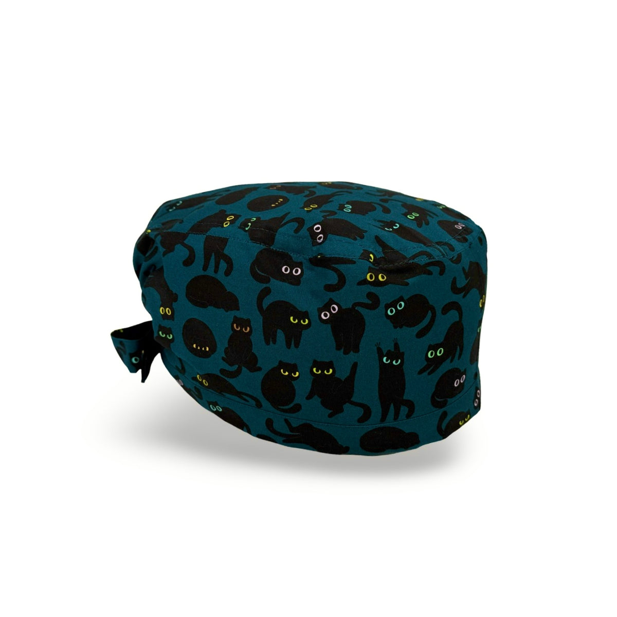 Una banda di irresistibili gatti neri corre, salta e fa le fusa sulla tua cuffietta chirurgica! 🐾
Un pattern giocoso e originale, perfetto per chi ama i gatti e vuole portare un tocco di ironia e personalità anche in sala operatoria 🖤 perché i gatti neri portano fortuna… soprattutto quando sono tutti insieme!
Sfondo blu avio con gatti neri stilizzati di cui risaltano solo gli occhioni colorati