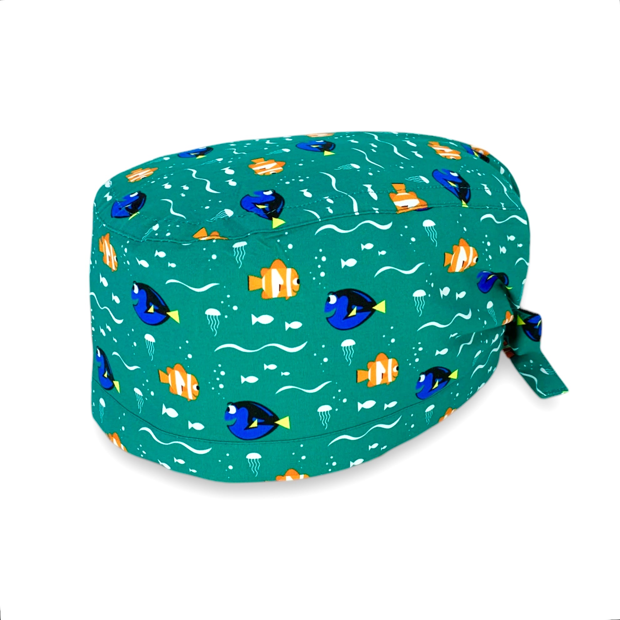 Una cuffietta con sfordo verde intenso e un semplice pattern con un pesce arancione e un pesce blu, entrambi sorridenti. Il mare e i pesci, un binomio infallibile per mettere a proprio agio anche il più ansioso dei pazienti!