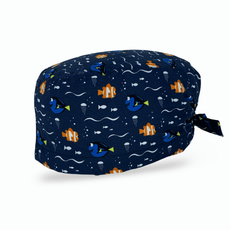 Una cuffietta con sfondo verde intenso o blu scuro e un semplice pattern con un pesce arancione e un pesce blu, entrambi sorridenti. Il mare e i pesci, un binomio infallibile per mettere a proprio agio anche il più ansioso dei pazienti!