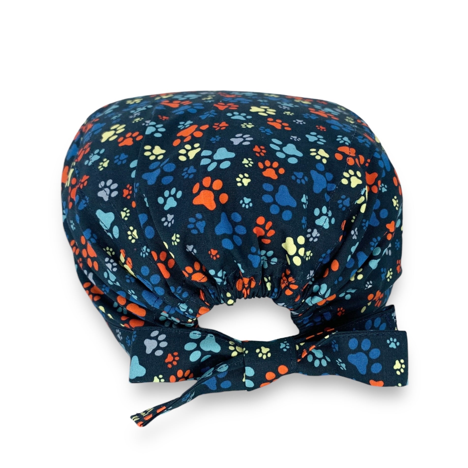 L'orma di una zampa di cane o gatto declinata in varie dimensioni e colori su base blu delinea un pattern semplice, vivace ed elegante al tempo stesso.