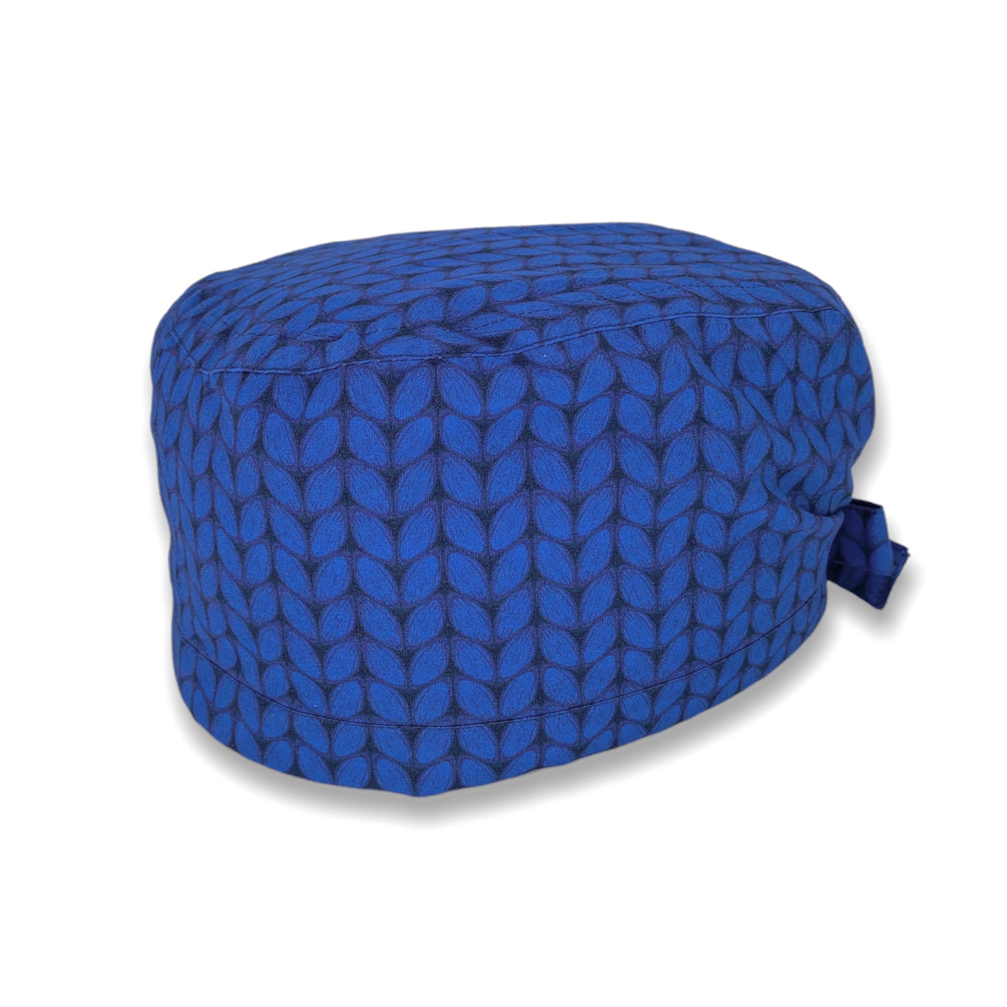 Una stampa che riproduce il lavoro a maglia, sfondo blu cobalto