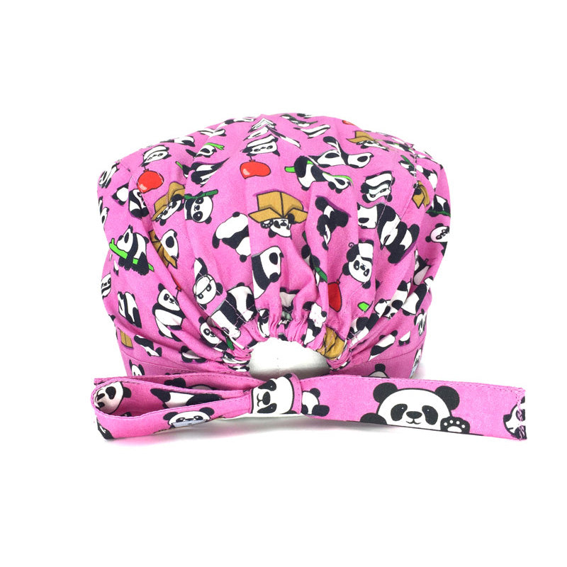 Cuffietta chirurgica con piccoli panda bianchi e neri in pose diverse; sfondo rosa intenso, qua e là un tocco di rosso con piccoli cuoricini