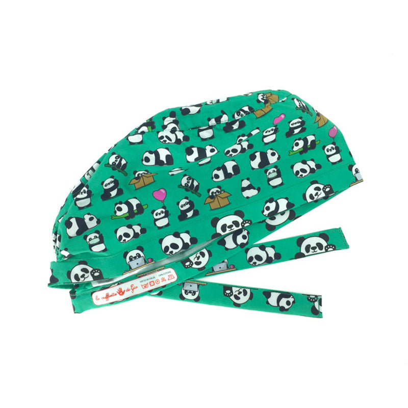 Cuffietta chirurgica con piccoli panda bianchi e neri in pose diverse; sfondo verde chirurgico, qua e là un tocco di rosso con piccoli cuoricini