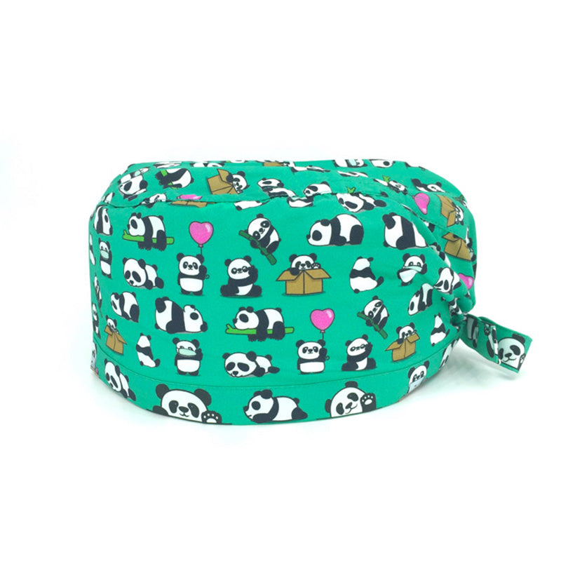 Cuffietta chirurgica con piccoli panda bianchi e neri in pose diverse; sfondo verde chirurgico, qua e là un tocco di rosso con piccoli cuoricini