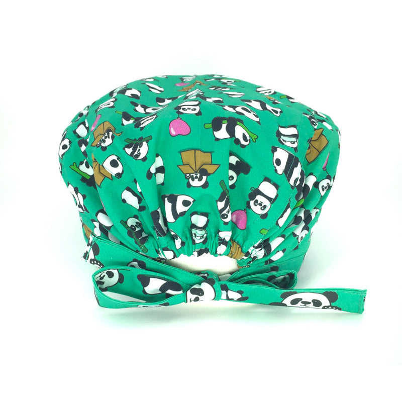 Cuffietta chirurgica con piccoli panda bianchi e neri in pose diverse; sfondo verde chirurgico, qua e là un tocco di rosso con piccoli cuoricini